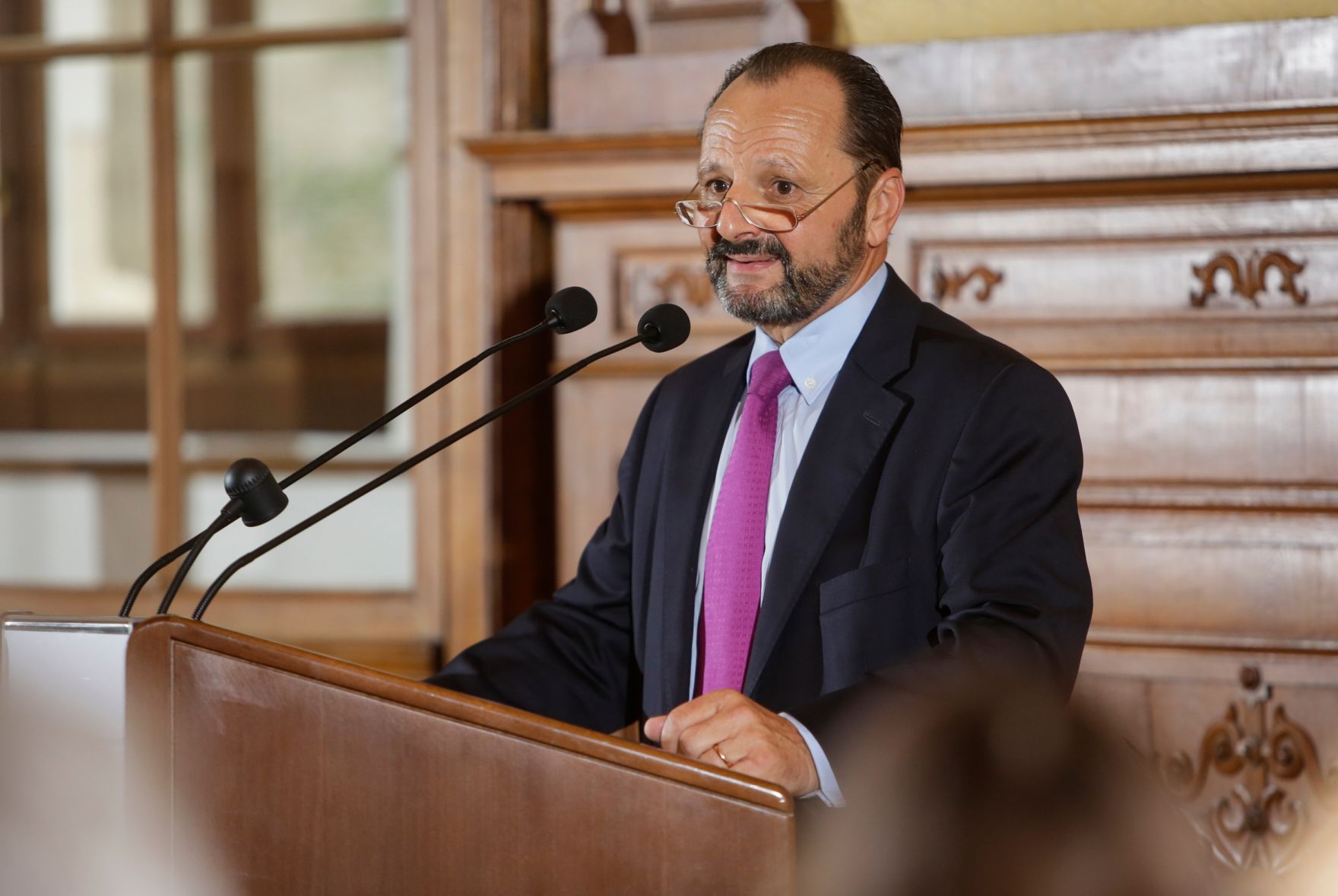 Am 17. Oktober 2016 &uuml;berreichte Ministerialrat Reinhold Hohengartner die Urkunden, mit denen Burkhard Werner Ren&eacute; Ernst (im Bild) und Peter Gruber der Berufstitel Professor verliehen wurde.