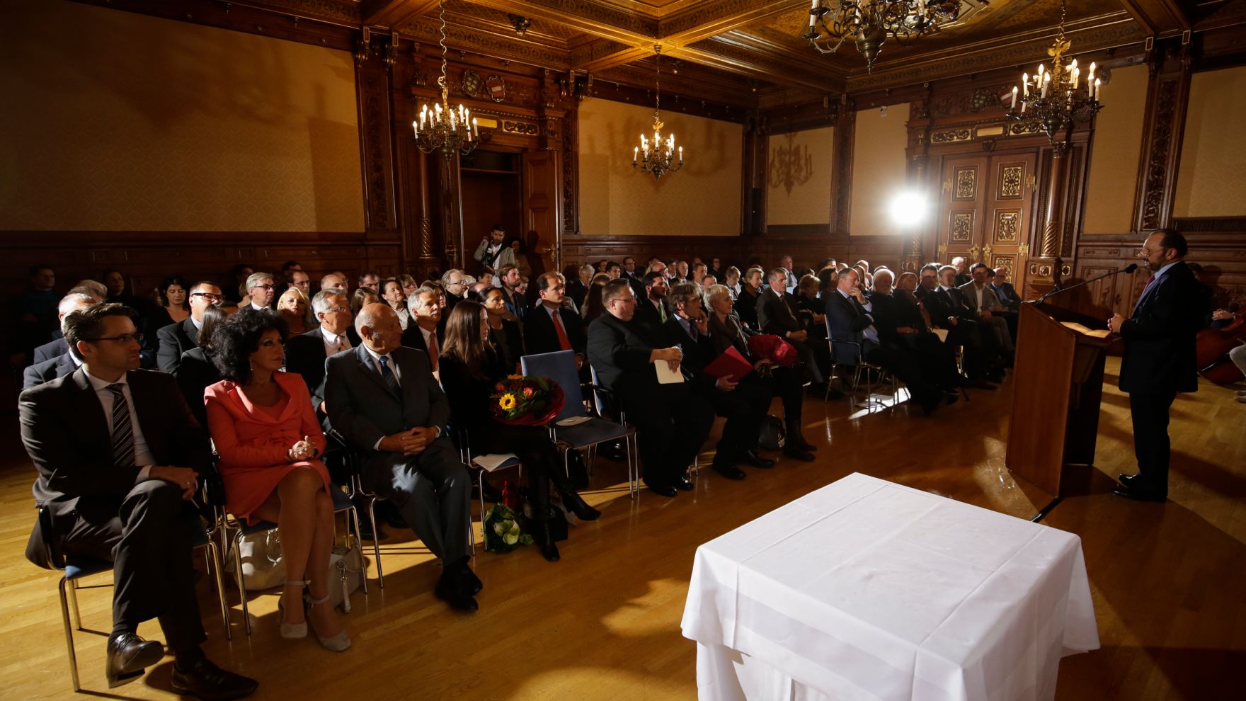 Am 17. Oktober 2016 &uuml;berreichte Ministerialrat Reinhold Hohengartner die Urkunden, mit denen Burkhard Werner Ren&eacute; Ernst und Peter Gruber der Berufstitel Professor verliehen wurde.