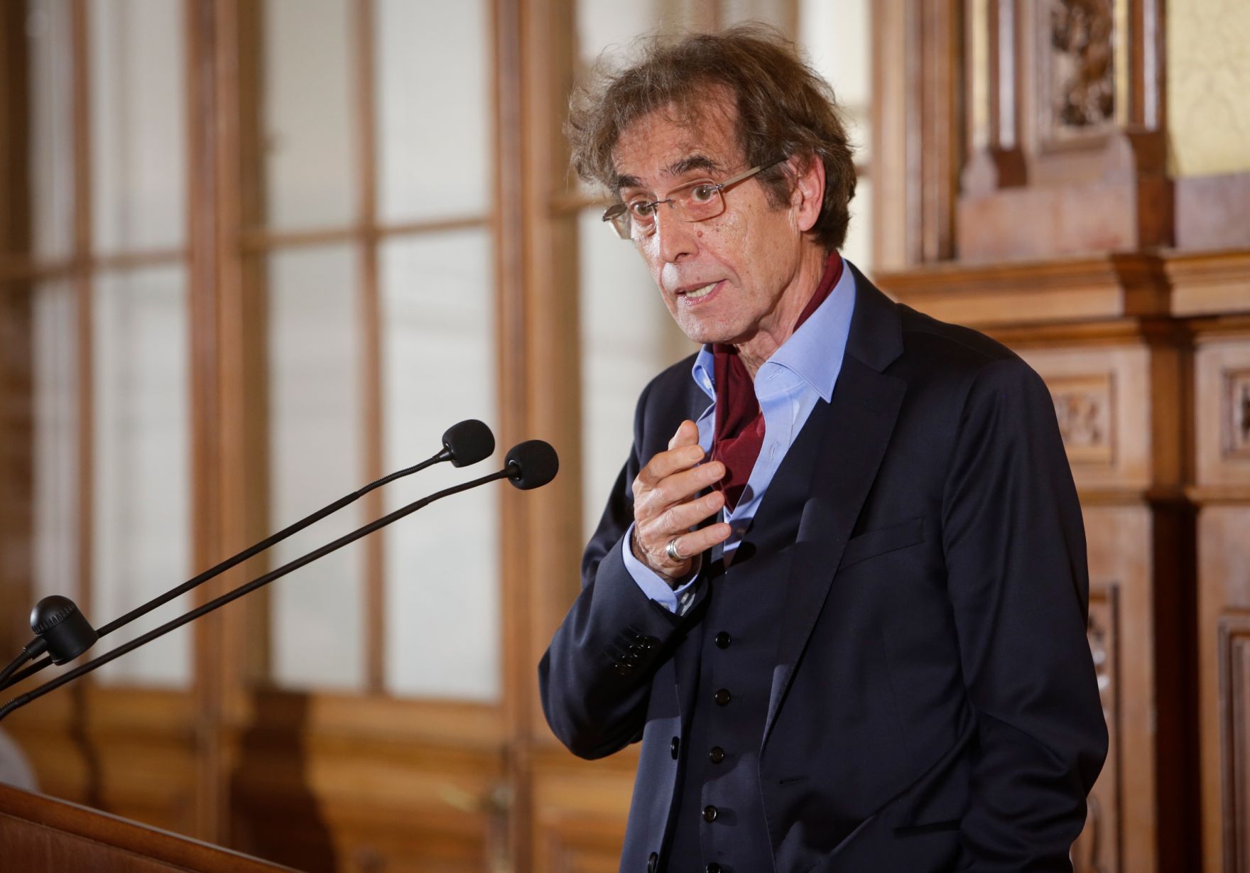 Am 17. Oktober 2016 &uuml;berreichte Ministerialrat Reinhold Hohengartner die Urkunden, mit denen Burkhard Werner Ren&eacute; Ernst und Peter Gruber (im Bild) der Berufstitel Professor verliehen wurde.