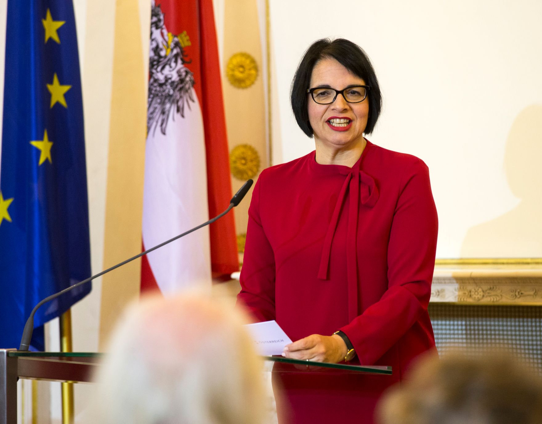 Am 20. Oktober &uuml;berreichte Sektionschefin Andrea Ecker (im Bild) das &Ouml;sterreichische Ehrenkreuz f&uuml;r Wissenschaft und Kunst I. Klasse an Karl Merkatz.