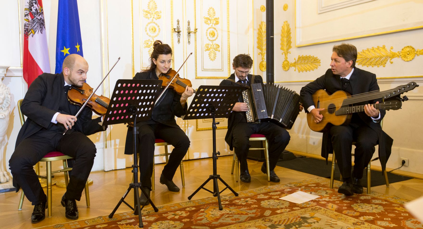 Am 20. Oktober &uuml;berreichte Sektionschefin Andrea Ecker das &Ouml;sterreichische Ehrenkreuz f&uuml;r Wissenschaft und Kunst I. Klasse an Karl Merkatz.