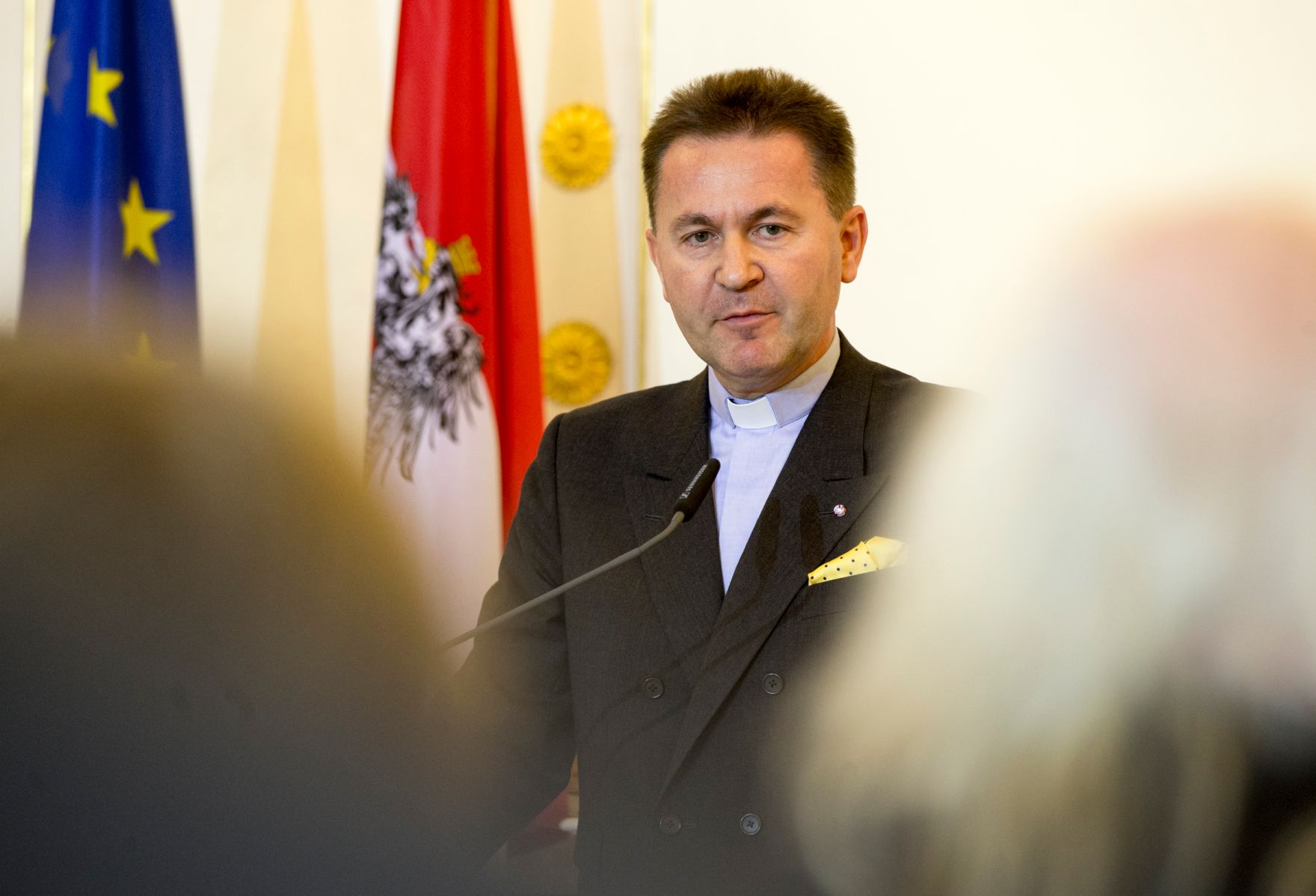 Am 20. Oktober &uuml;berreichte Sektionschefin Andrea Ecker das &Ouml;sterreichische Ehrenkreuz f&uuml;r Wissenschaft und Kunst I. Klasse an Karl Merkatz. Im Bild der Laudator Christian Thomas Rachl&eacute;.