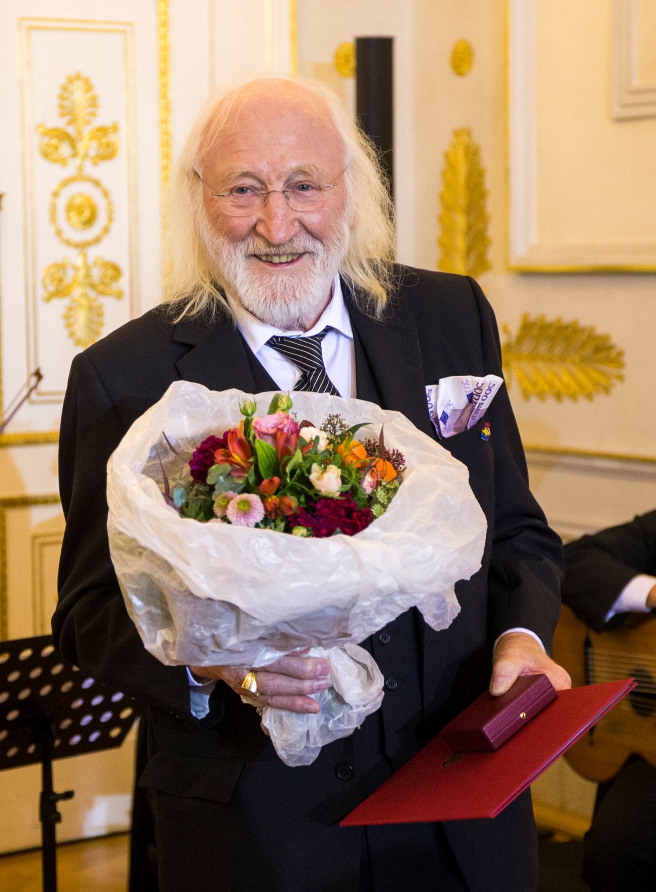 Am 20. Oktober &uuml;berreichte Sektionschefin Andrea Ecker das &Ouml;sterreichische Ehrenkreuz f&uuml;r Wissenschaft und Kunst I. Klasse an Karl Merkatz (im Bild).