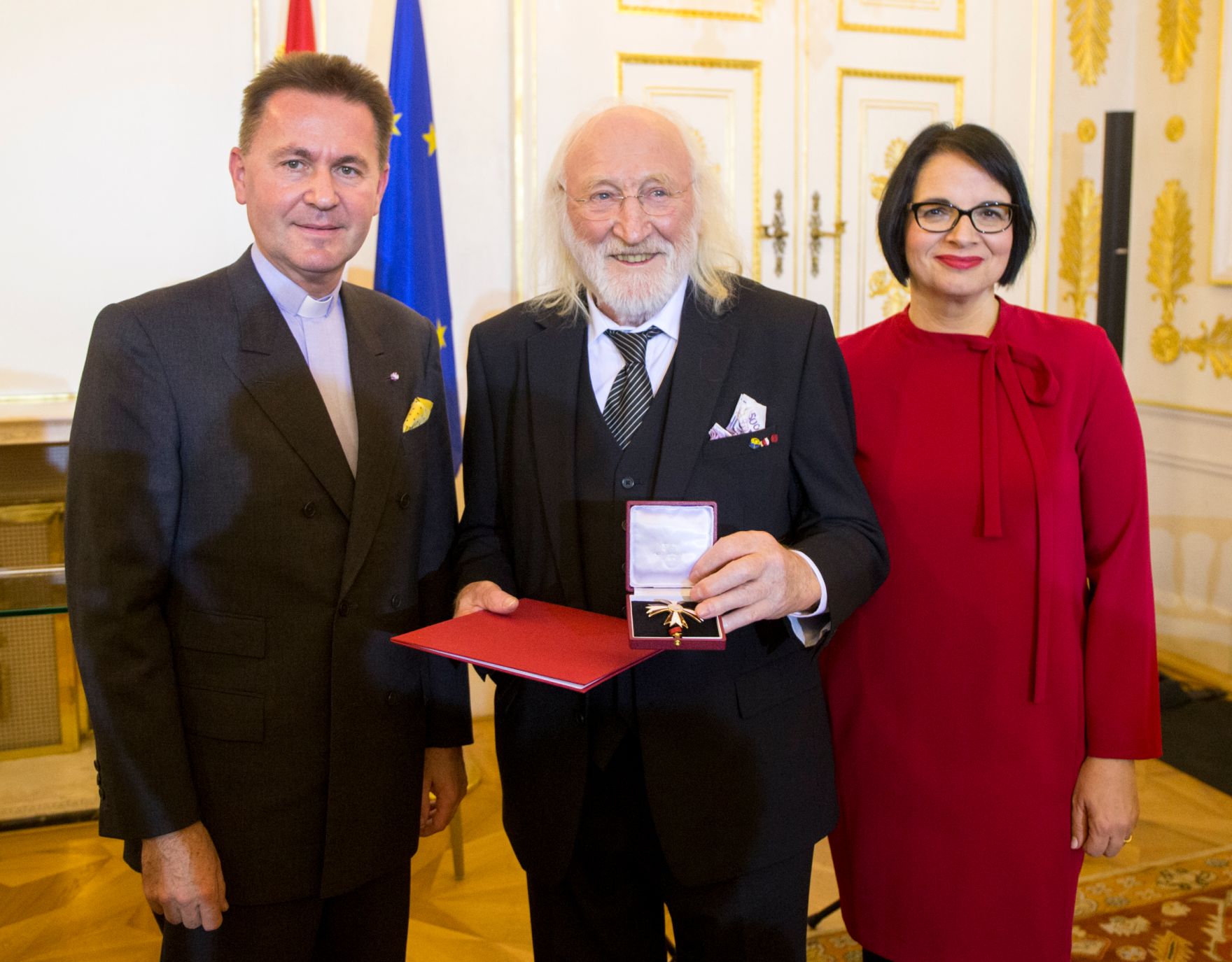 Am 20. Oktober &uuml;berreichte Sektionschefin Andrea Ecker das &Ouml;sterreichische Ehrenkreuz f&uuml;r Wissenschaft und Kunst I. Klasse an Karl Merkatz. Im Bild (v.l.n.r.) Laudator Christian Thomas Rachl&eacute;, Karl Merkatz und Sektionschefin Andrea Ecker.