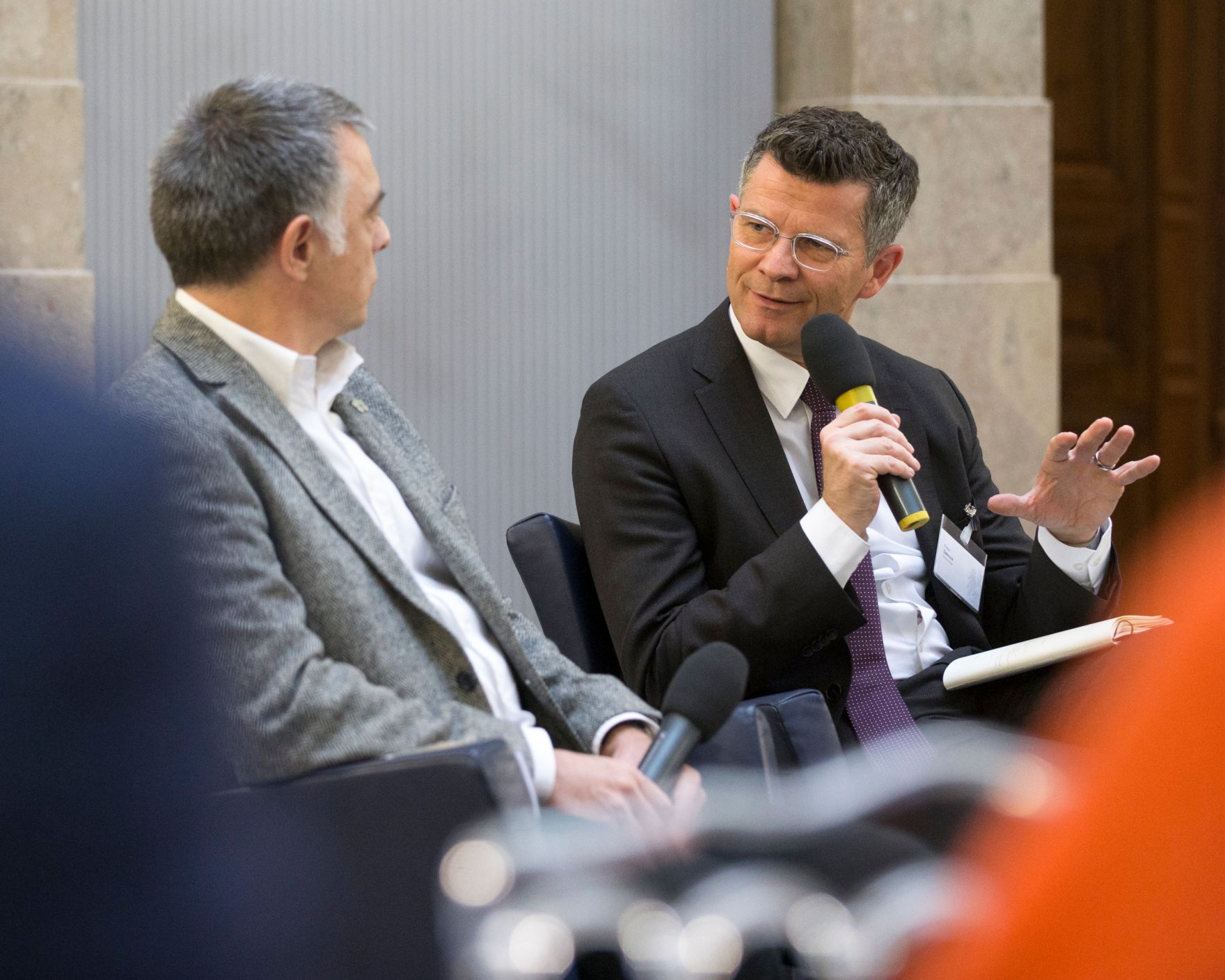 Am 18. November 2016 fand eine &ouml;ffentliche Sitzung der deutschsprachigen nationalen Bioethikkommissionen zum Thema &quot;CRISPR-CAS 9 - was bringt die Zukunft?&quot; statt. Im Bild Rainer Riedl (l.), Gr&uuml;nder und Obmann von DEBRA Austria und Peter Dabrock (r.), Vorsitzender des Deutschen Ethikrates.