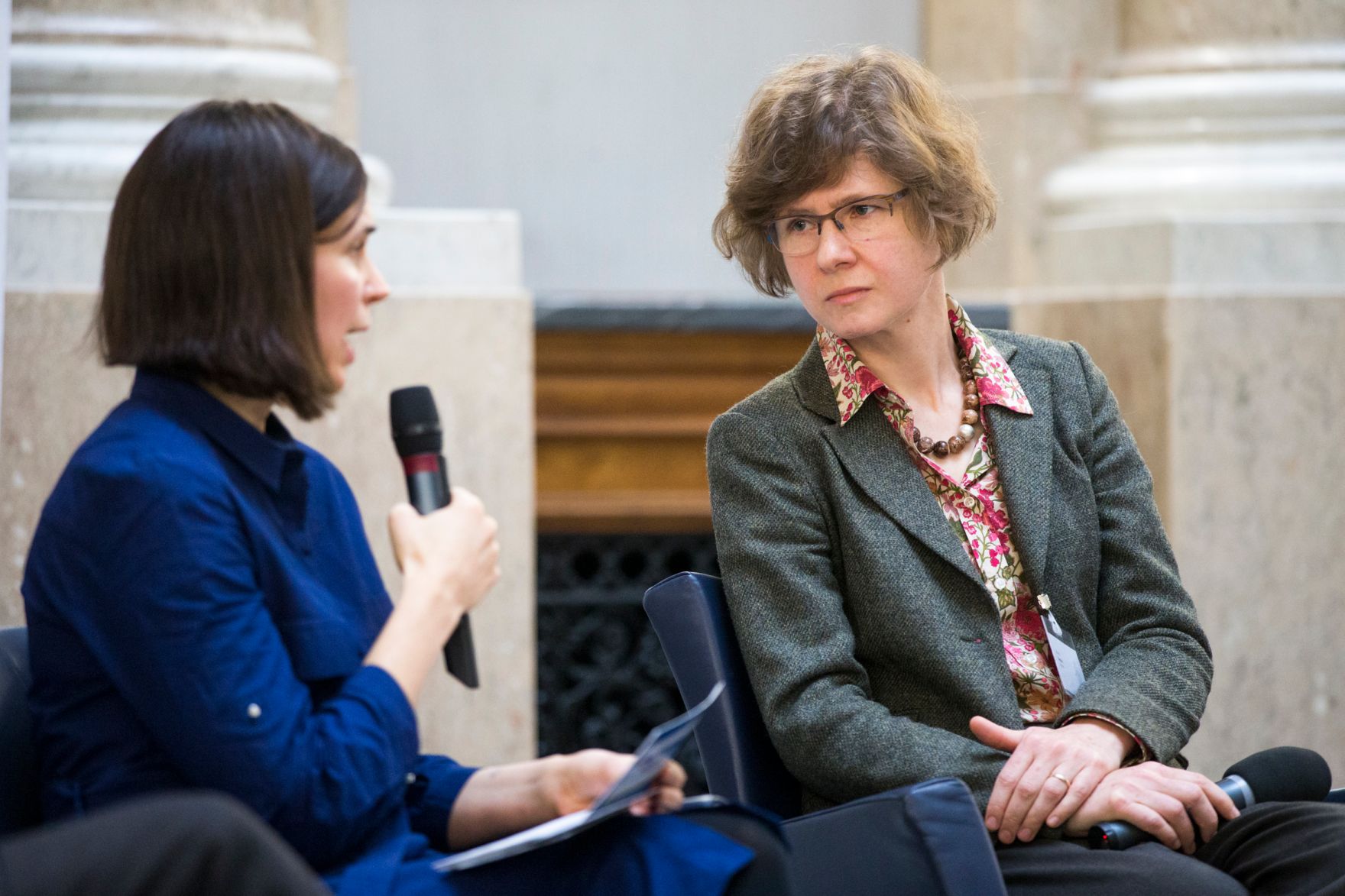 Am 18. November 2016 fand eine &ouml;ffentliche Sitzung der deutschsprachigen nationalen Bioethikkommissionen zum Thema &quot;CRISPR-CAS 9 - was bringt die Zukunft?&quot; statt. Im Bild Moderatorin Ulrike Weiser (l.) und Karen Nestor (r.), Mitglied der Nationalen Ethikkommission im Bereich der Humanmedizin.