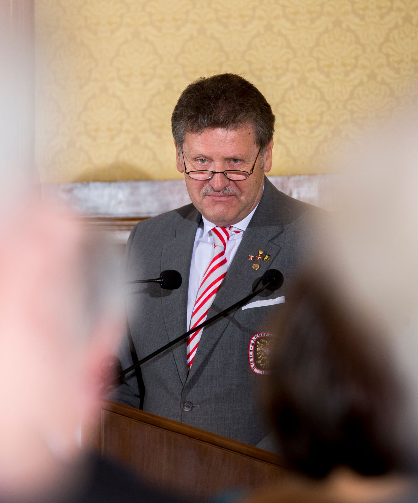 Am 21. November 2016 &uuml;berreichte Ministerialrat Reinhold Hohengartner die Urkunden, mit denen Antal Barn&aacute;s und Norbert Rubey der Berufstitel Professor verliehen wurde. Im Bild der Laudator Wilfried Mandl.