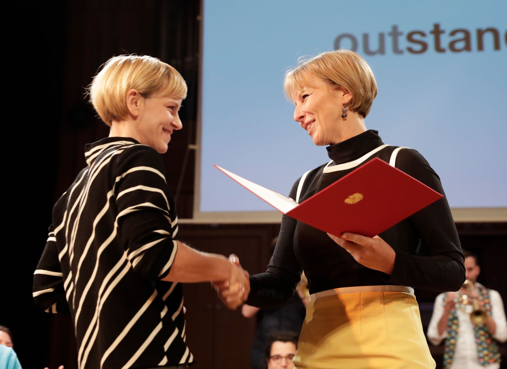 Am 1. Dezember 2016 fand die &Uuml;berreichung der outstanding artist awards 2016 im Radio Kulturhaus statt.