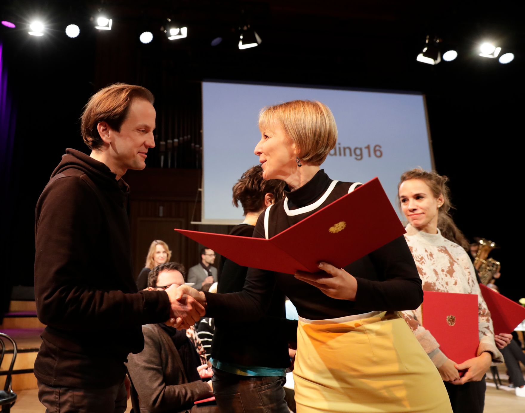 Am 1. Dezember 2016 fand die &Uuml;berreichung der outstanding artist awards 2016 im Radio Kulturhaus statt.