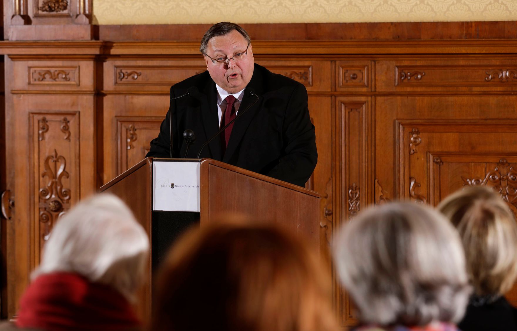 Am 5. Dezember 2016 &uuml;berreichte Ministerialrat Reinhold Hohengartner (im Bild) das Goldene Ehrenzeichen f&uuml;r Verdienste um die Republik &Ouml;sterreich an Ursi F&uuml;rtler und an Victoria Trauttmansdorff-Sprenger.