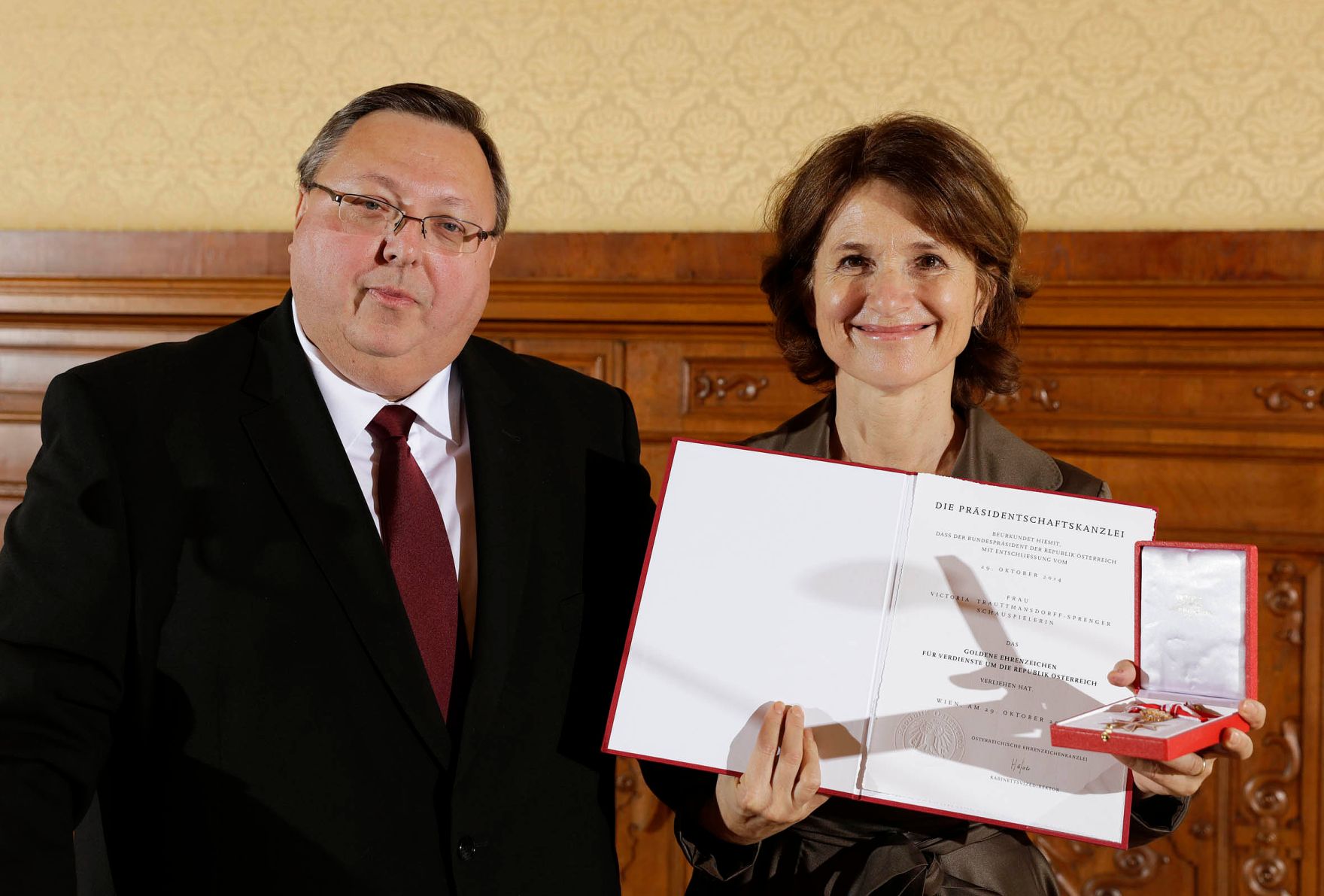 Am 5. Dezember 2016 &uuml;berreichte Ministerialrat Reinhold Hohengartner (l.) das Goldene Ehrenzeichen f&uuml;r Verdienste um die Republik &Ouml;sterreich an Ursi F&uuml;rtler und an Victoria Trauttmansdorff-Sprenger (r.).