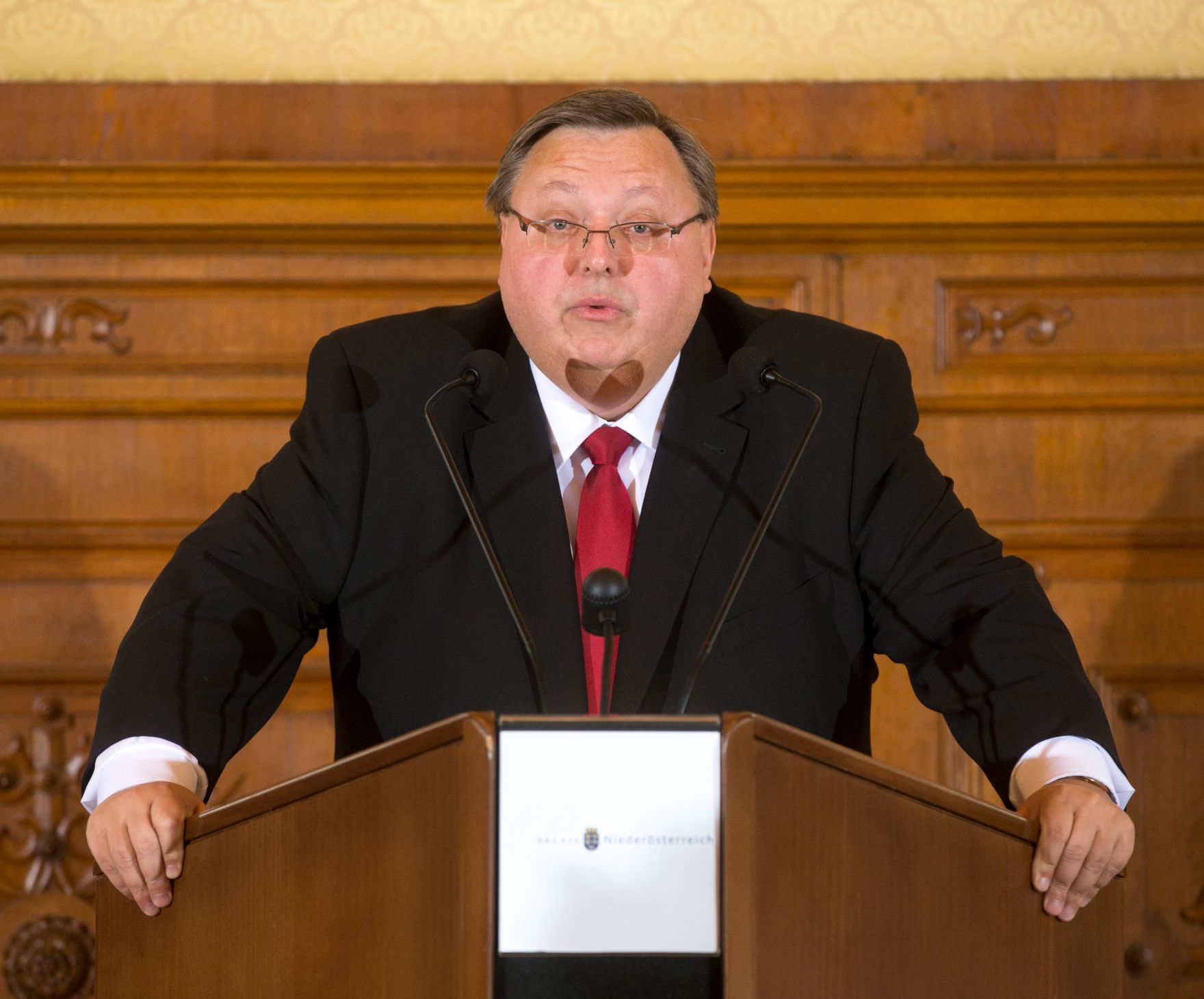 Am 12. Dezember 2016 &uuml;berreichte Ministerialrat Reinhold Hohengartner (im Bild) die Urkunden, mit denen Ferdinand Germadnik und Herbert Ziehensack der Berufstitel Professor verliehen wurde.