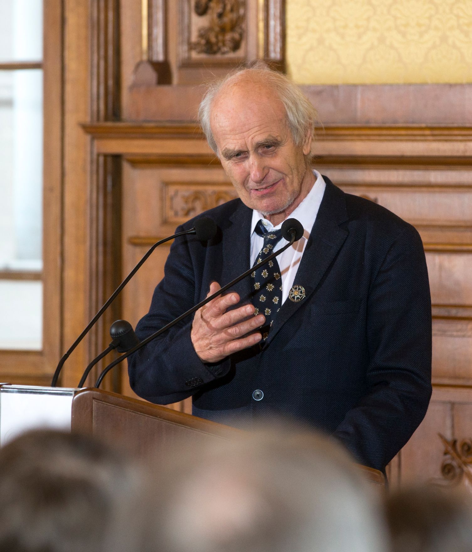 Am 12. Dezember 2016 &uuml;berreichte Ministerialrat Reinhold Hohengartner die Urkunden, mit denen Ferdinand Germadnik und Herbert Ziehensack der Berufstitel Professor verliehen wurde. Im Bild der Laudator Roland Girtler.