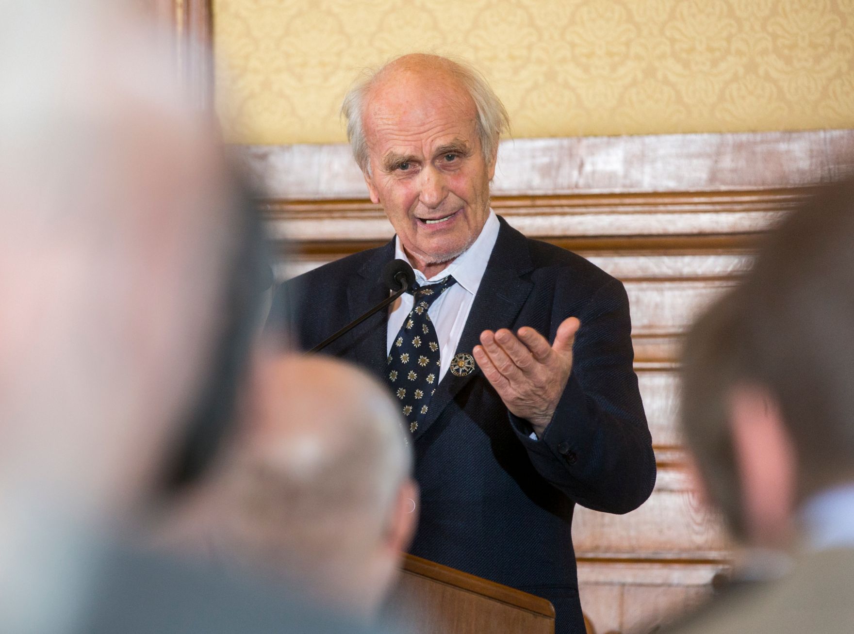 Am 12. Dezember 2016 &uuml;berreichte Ministerialrat Reinhold Hohengartner die Urkunden, mit denen Ferdinand Germadnik und Herbert Ziehensack der Berufstitel Professor verliehen wurde. Im Bild der Laudator Roland Girtler.