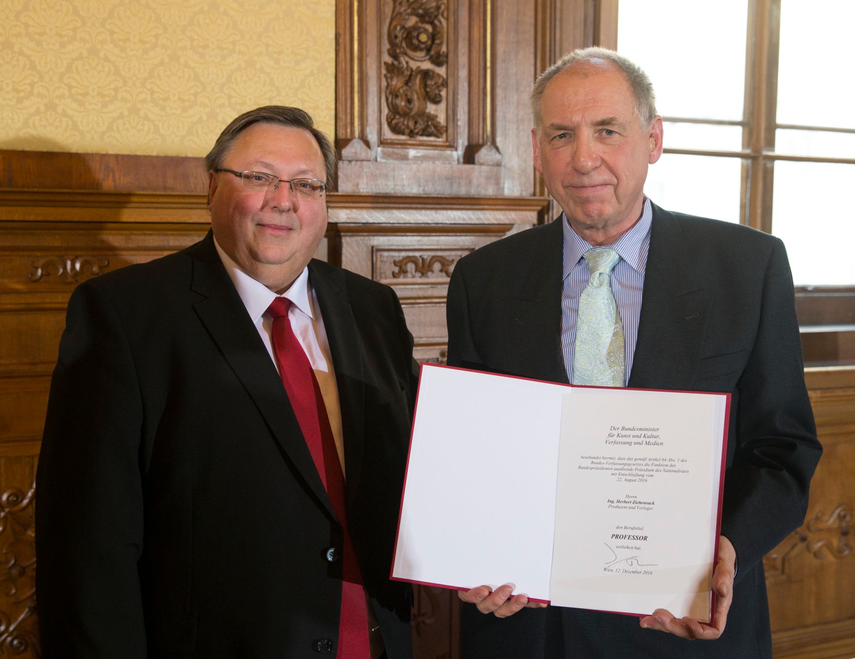 Am 12. Dezember 2016 &uuml;berreichte Ministerialrat Reinhold Hohengartner (l.) die Urkunden, mit denen Ferdinand Germadnik und Herbert Ziehensack (r.) der Berufstitel Professor verliehen wurde.