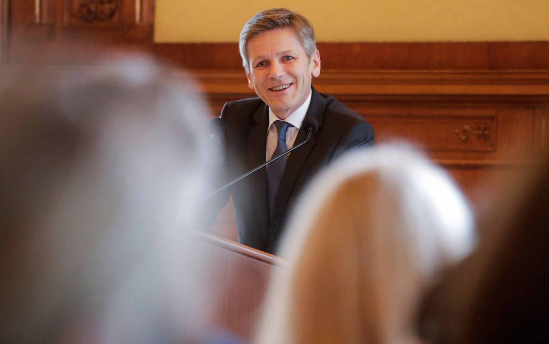 Am 16. J&auml;nner 2017 &uuml;berreichte Reinhold Hohengartner das &Ouml;sterreichische Ehrenkreuz f&uuml;r Wissenschaft und Kunst an Gerald Leitner. Im Bild Laudator Josef Ostermayer.