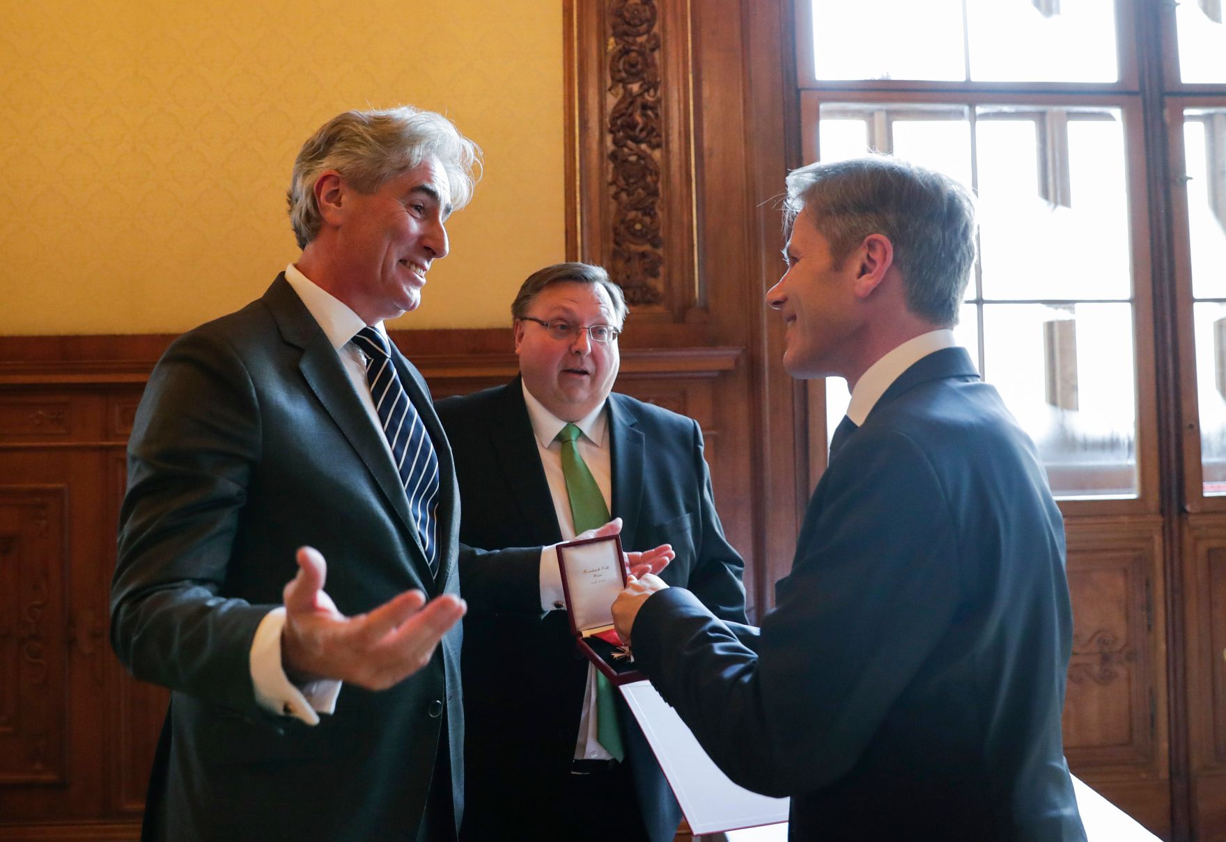 Am 16. J&auml;nner 2017 &uuml;berreichte Reinhold Hohengartner (m.) das &Ouml;sterreichische Ehrenkreuz f&uuml;r Wissenschaft und Kunst an Gerald Leitner (l.). Im Bild mit Laudator Josef Ostermayer (r.). 