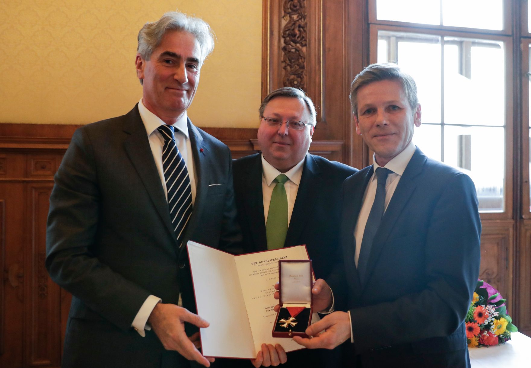 Am 16. J&auml;nner 2017 &uuml;berreichte Reinhold Hohengartner (m.) das &Ouml;sterreichische Ehrenkreuz f&uuml;r Wissenschaft und Kunst an Gerald Leitner (l.). Im Bild mit Laudator Josef Ostermayer (r.). 