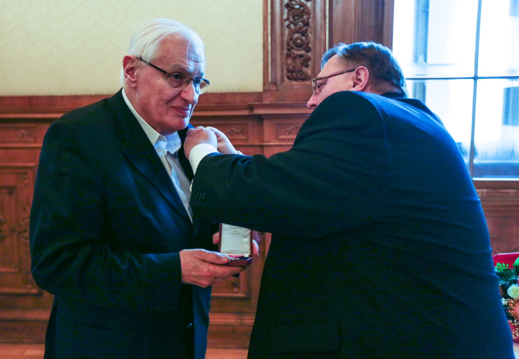 Am 23. J&auml;nner 2017 &uuml;berreichte Reinhold Hohengartner (r.) das &Ouml;sterreichische Ehrenkreuz f&uuml;r Wissenschaft und Kunst an Peter Eschberg (l.).