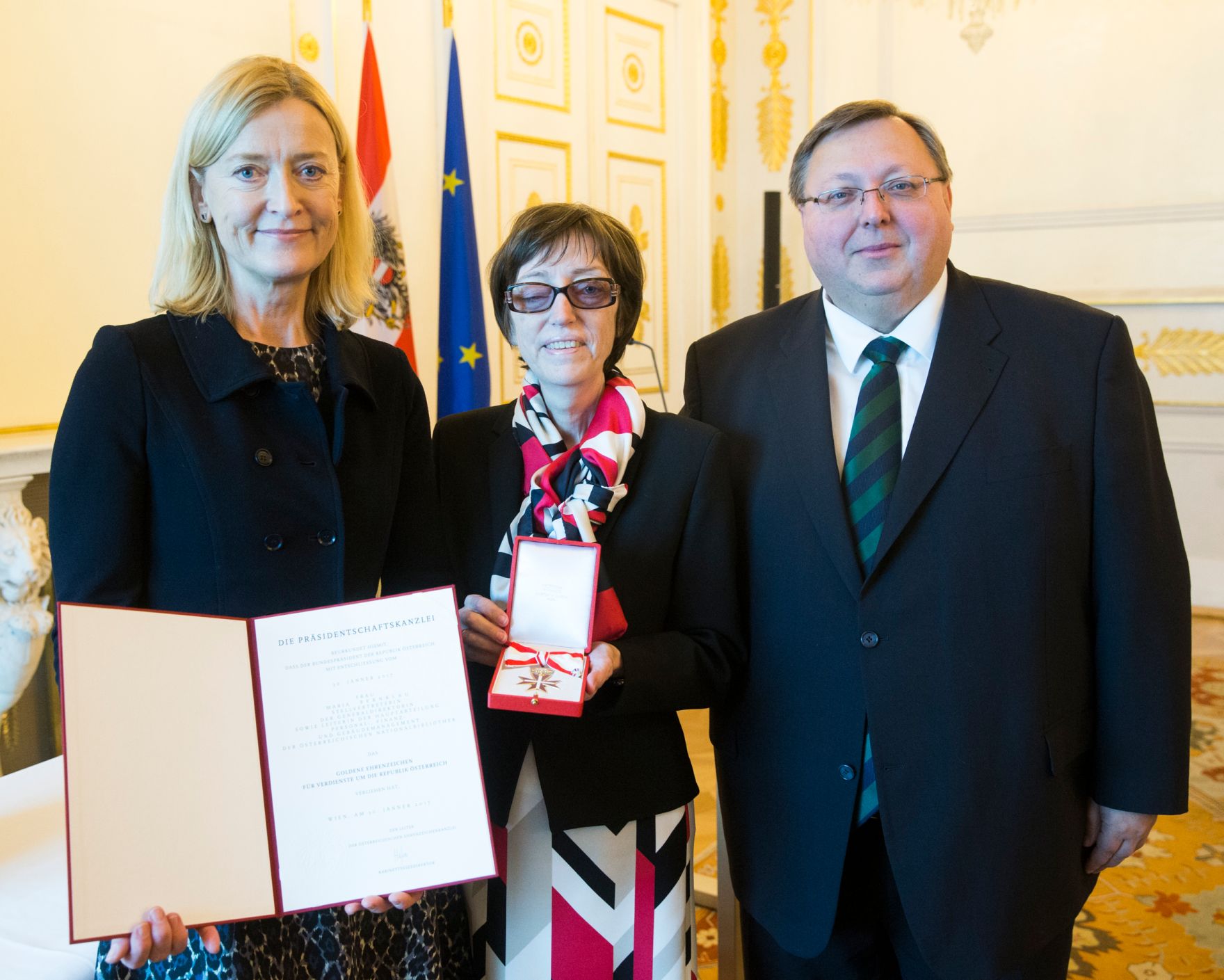 Am 1. Februar 2017 &uuml;berreichte Reinhold Hohengartner das Goldene Ehrenzeichen f&uuml;r Verdienste um die Republik &Ouml;sterreich an Maria Bernklau. Im Bild (v.l.n.r.) Laudatorin Johanna Rachinger, Maria Bernklau und Reinhold Hohengartner.