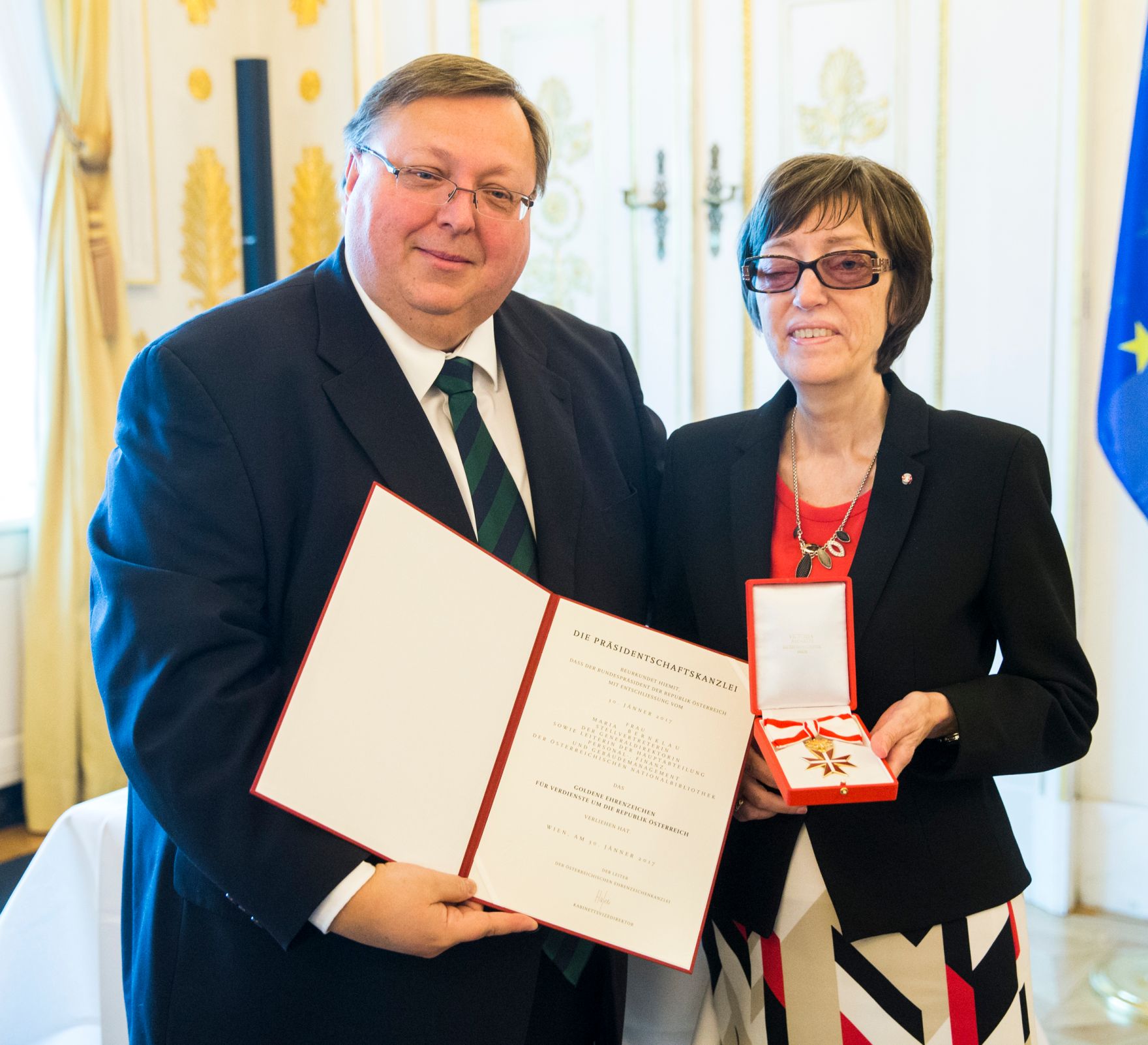 Am 1. Februar 2017 &uuml;berreichte Reinhold Hohengartner (l.) das Goldene Ehrenzeichen f&uuml;r Verdienste um die Republik &Ouml;sterreich an Maria Bernklau (r.).