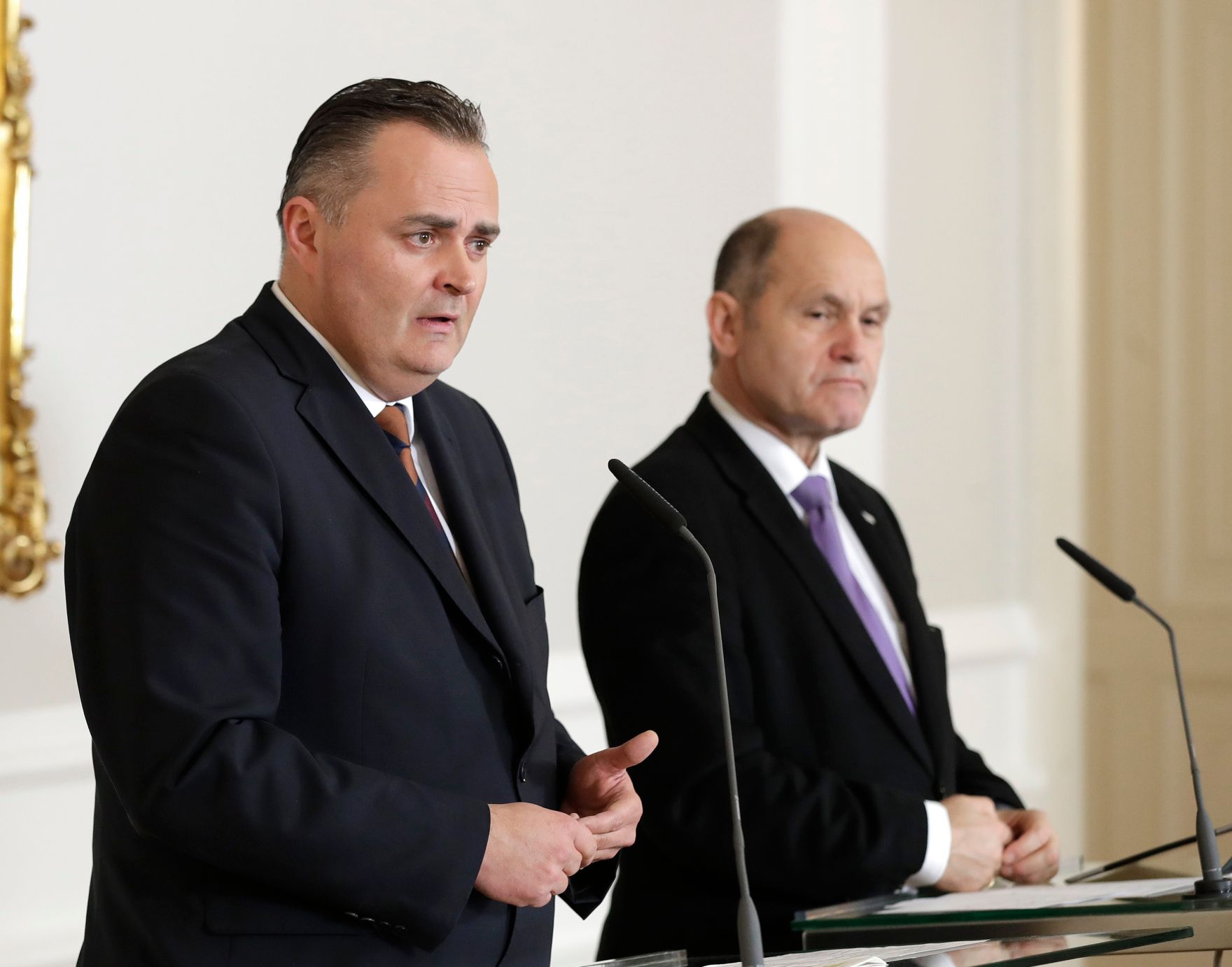 Am 28. Februar 2017 fand das Medienbriefing &uuml;ber die Regierungssitzung statt. Im Bild Verteidigungsminister Hans Peter Doskozil (l.) und Innenminister Wolfgang Sobotka (r.).