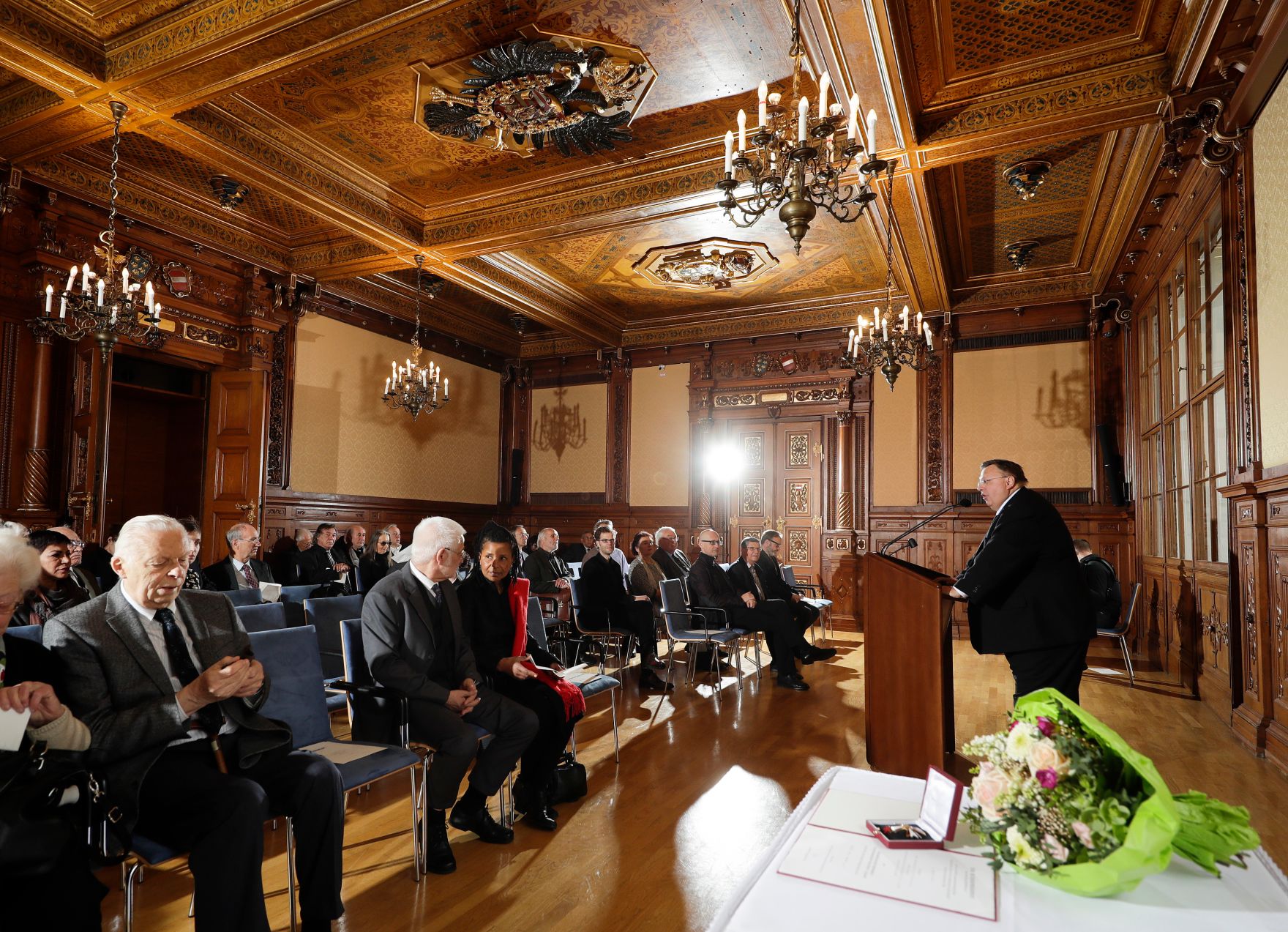 Am 19. April 2017 &uuml;berreichte Reinhold Hohengartner (r.) das &Ouml;sterreichische Ehrenkreuz f&uuml;r Wissenschaft und Kunst 1. Klasse an Helmuth A. Niederle.