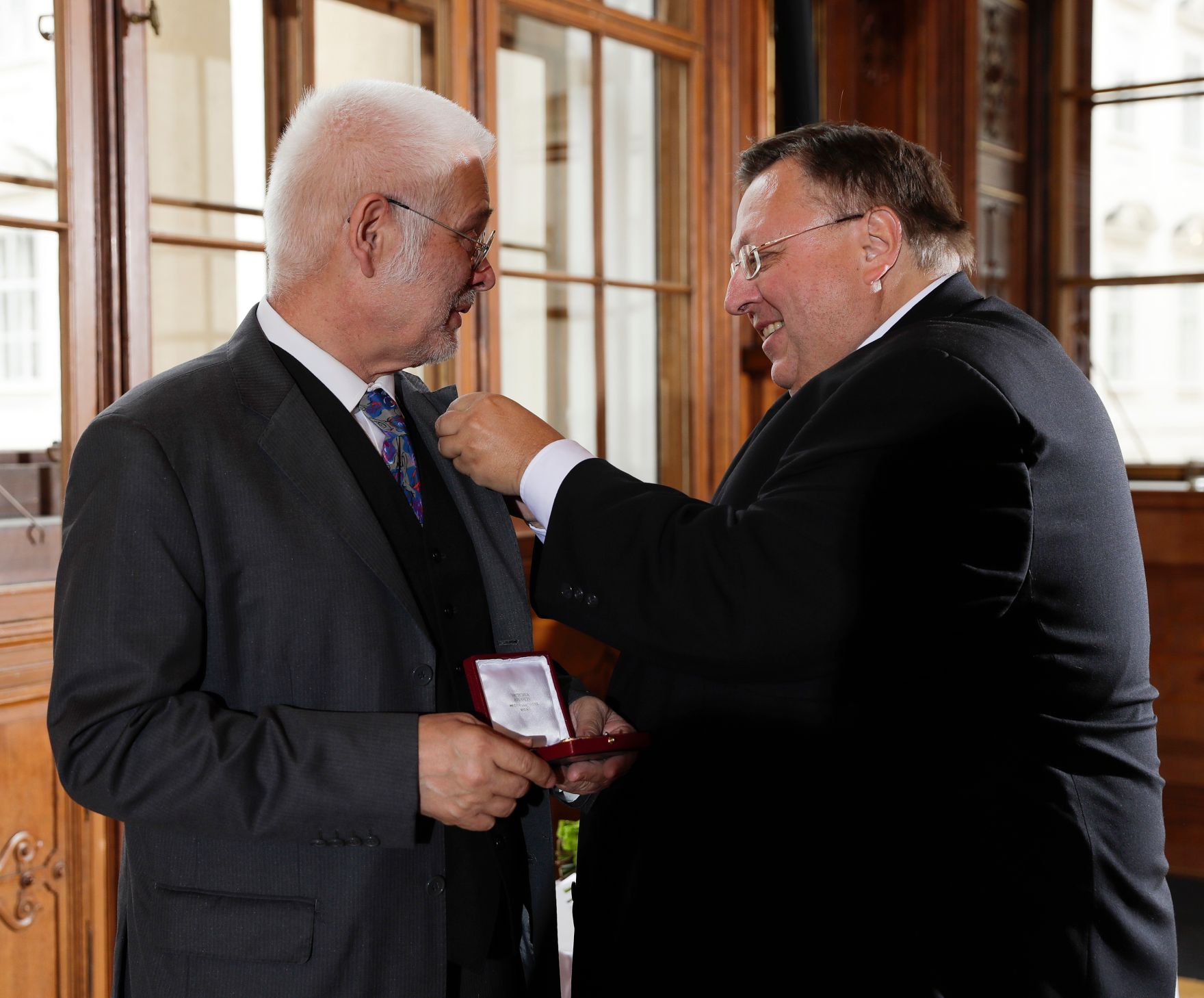 Am 19. April 2017 &uuml;berreichte Reinhold Hohengartner (r.) das &Ouml;sterreichische Ehrenkreuz f&uuml;r Wissenschaft und Kunst 1. Klasse an Helmuth A. Niederle (l.).