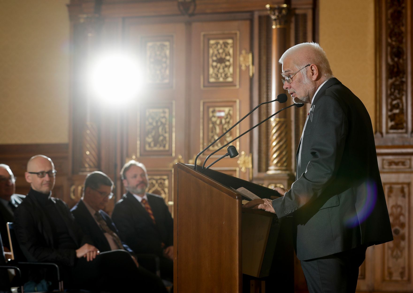 Am 19. April 2017 &uuml;berreichte Reinhold Hohengartner das &Ouml;sterreichische Ehrenkreuz f&uuml;r Wissenschaft und Kunst 1. Klasse an Helmuth A. Niederle (im Bild).