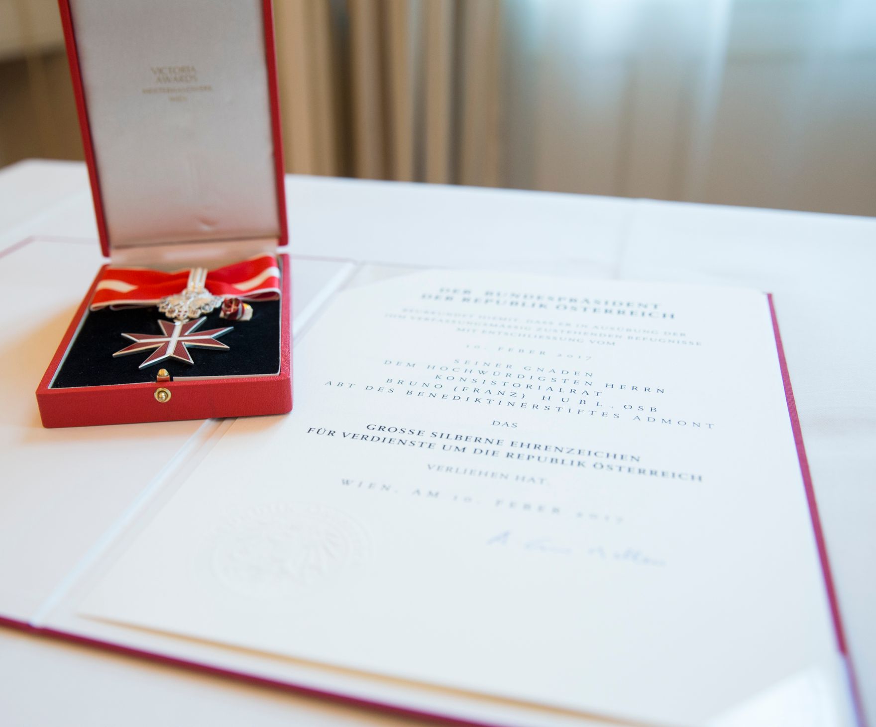 Am 4. Mai 2017 &uuml;berreichte Ministerialrat Oliver Henhapel das Gro&szlig;e Silberne Ehrenzeichen f&uuml;r Verdienste um die Republik &Ouml;sterreich an Konsistorialrat Bruno Hubl, Abt des Benediktinerstiftes Admont.