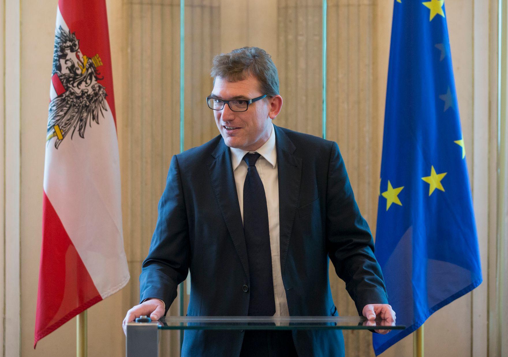Am 4. Mai 2017 &uuml;berreichte Ministerialrat Oliver Henhapel das Gro&szlig;e Silberne Ehrenzeichen f&uuml;r Verdienste um die Republik &Ouml;sterreich an Konsistorialrat Bruno Hubl, Abt des Benediktinerstiftes Admont. Im Bild Ministerialrat Stephan Leitner.
