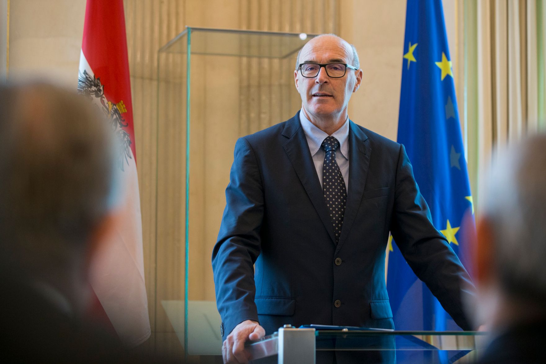 Am 4. Mai 2017 &uuml;berreichte Ministerialrat Oliver Henhapel das Gro&szlig;e Silberne Ehrenzeichen f&uuml;r Verdienste um die Republik &Ouml;sterreich an Konsistorialrat Bruno Hubl, Abt des Benediktinerstiftes Admont. Im Bild der Laudator Helmuth Neuner.