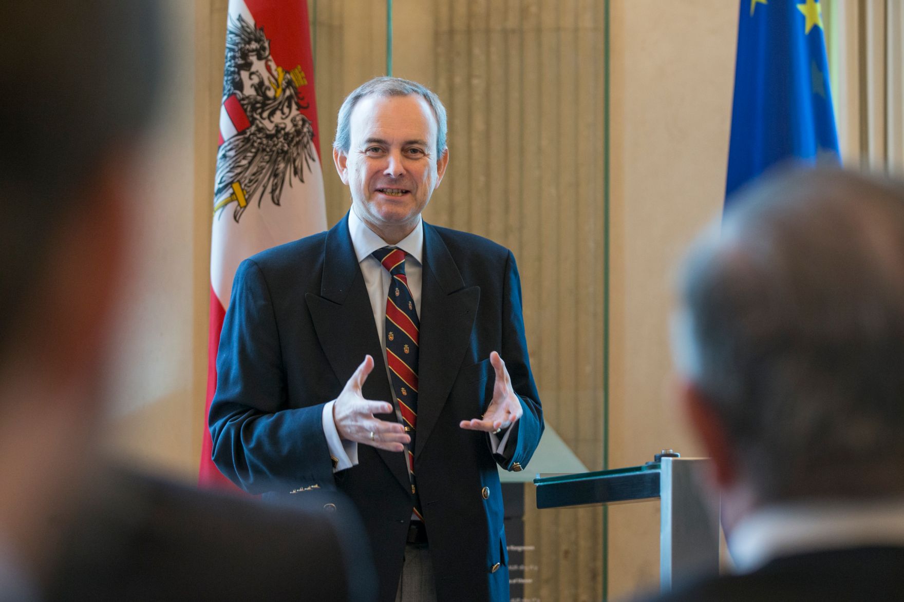 Am 4. Mai 2017 &uuml;berreichte Ministerialrat Oliver Henhapel (im Bild) das Gro&szlig;e Silberne Ehrenzeichen f&uuml;r Verdienste um die Republik &Ouml;sterreich an Konsistorialrat Bruno Hubl, Abt des Benediktinerstiftes Admont.