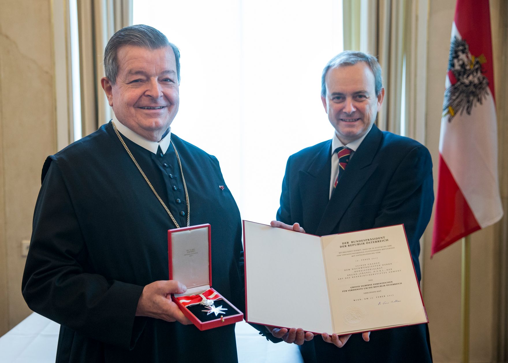 Am 4. Mai 2017 &uuml;berreichte Ministerialrat Oliver Henhapel (r.) das Gro&szlig;e Silberne Ehrenzeichen f&uuml;r Verdienste um die Republik &Ouml;sterreich an Konsistorialrat Bruno Hubl (l.), Abt des Benediktinerstiftes Admont.