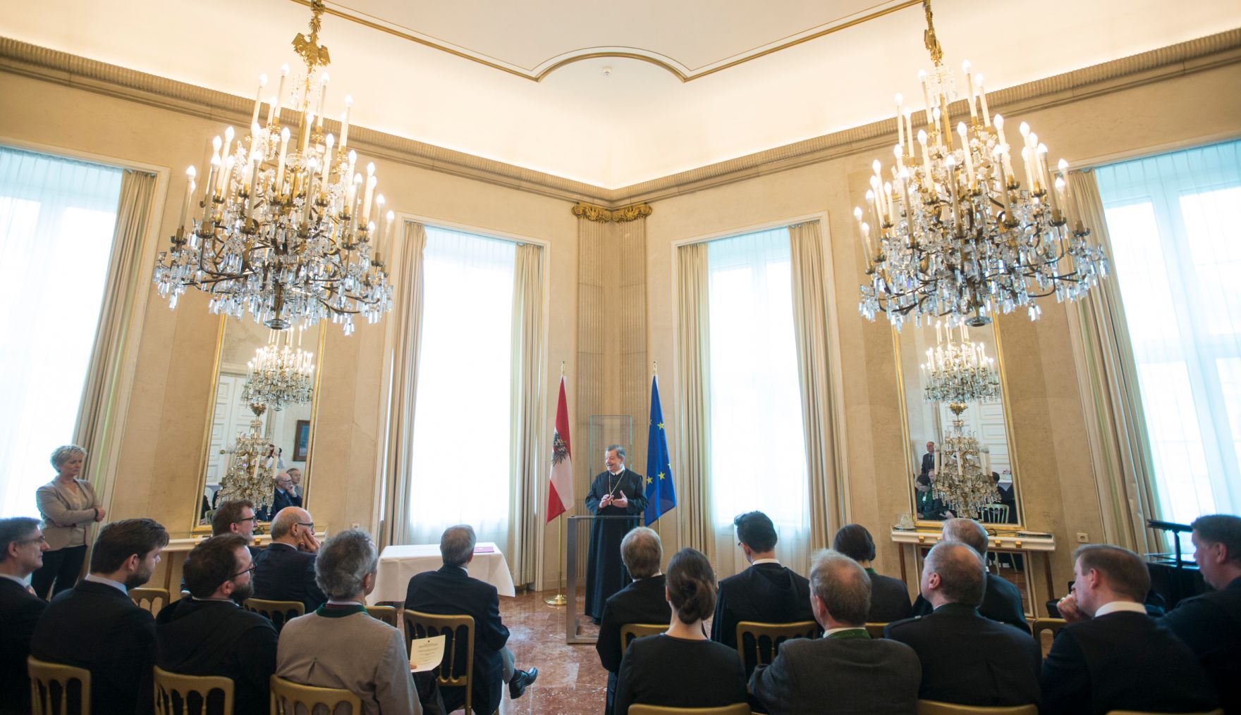 Am 4. Mai 2017 &uuml;berreichte Ministerialrat Oliver Henhapel das Gro&szlig;e Silberne Ehrenzeichen f&uuml;r Verdienste um die Republik &Ouml;sterreich an Konsistorialrat Bruno Hubl, Abt des Benediktinerstiftes Admont.
