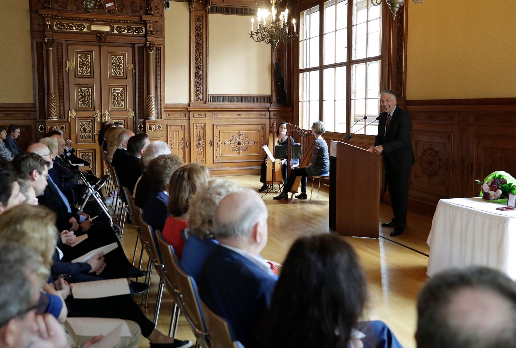 Am 5. Mai 2017 &uuml;berreichte Reinhold Hohengartner die Urkunde, mit der Rannveig Braga-Postl der Berufstitel Professorin verliehen wurde.