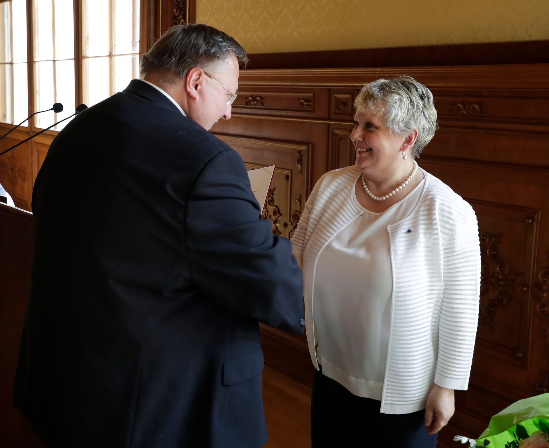 Am 5. Mai 2017 &uuml;berreichte Reinhold Hohengartner (l.) die Urkunde, mit der Rannveig Braga-Postl (r.) der Berufstitel Professorin verliehen wurde.