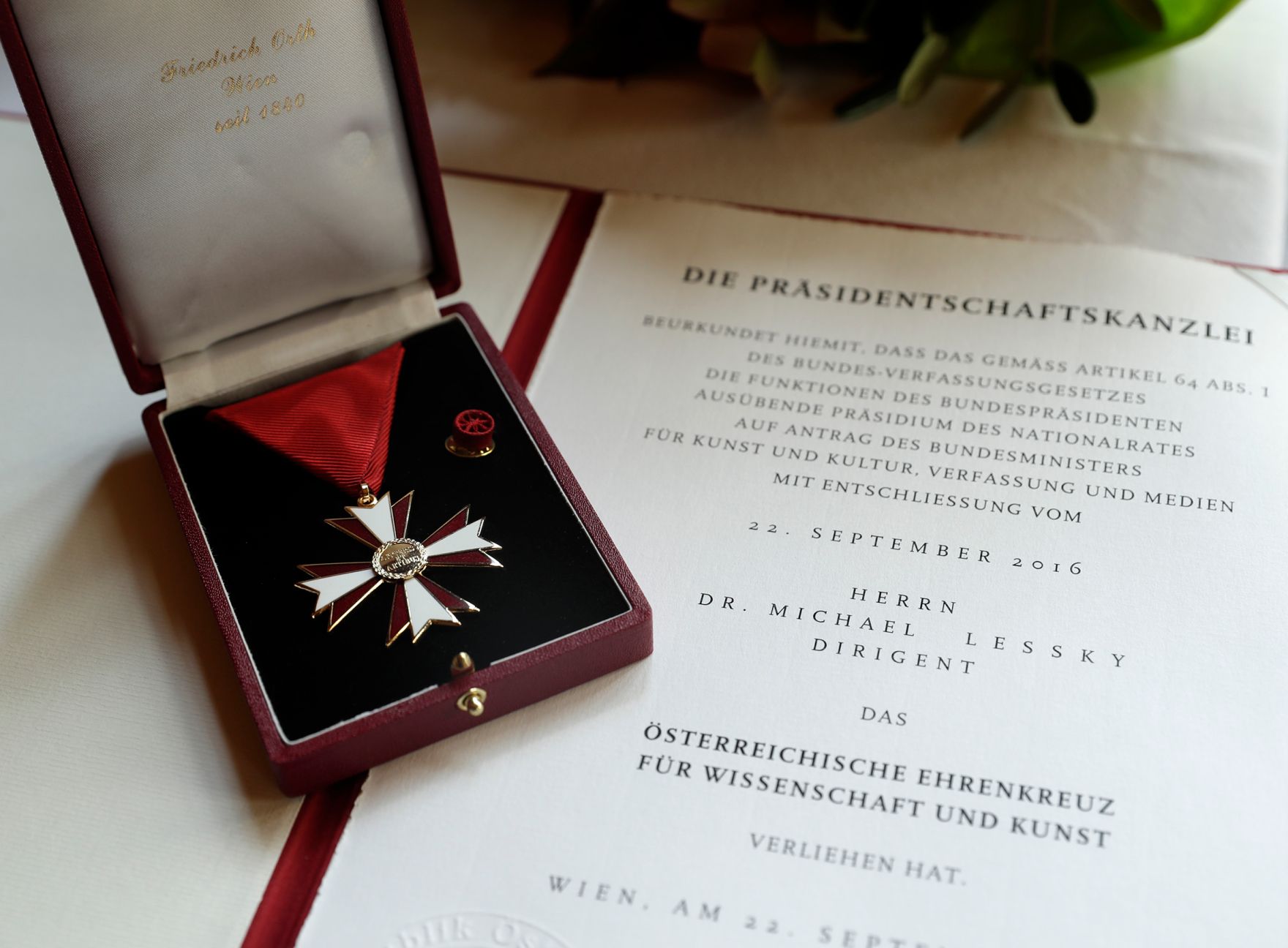 Am 5. Mai 2017 &uuml;berreichte Reinhold Hohengartner das &Ouml;sterreichische Ehrenkreuz f&uuml;r Wissenschaft und Kunst an Michael Lessky.