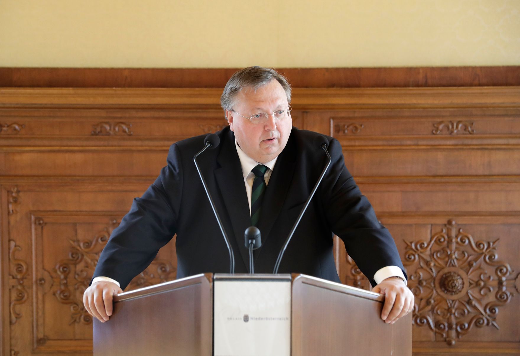 Am 5. Mai 2017 &uuml;berreichte Reinhold Hohengartner (im Bild) das &Ouml;sterreichische Ehrenkreuz f&uuml;r Wissenschaft und Kunst an Michael Lessky.