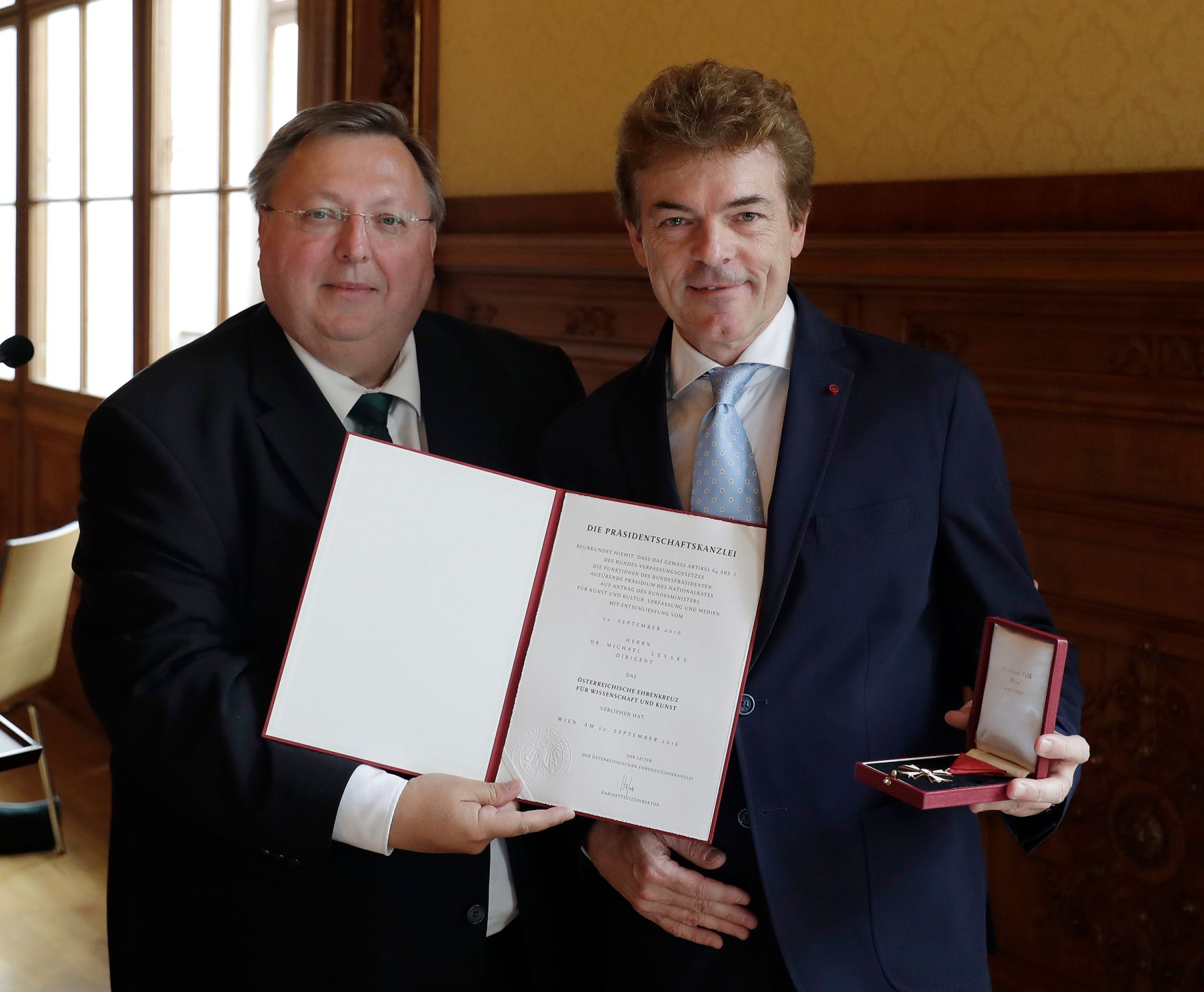 Am 5. Mai 2017 &uuml;berreichte Reinhold Hohengartner (l.) das &Ouml;sterreichische Ehrenkreuz f&uuml;r Wissenschaft und Kunst an Michael Lessky (r.).