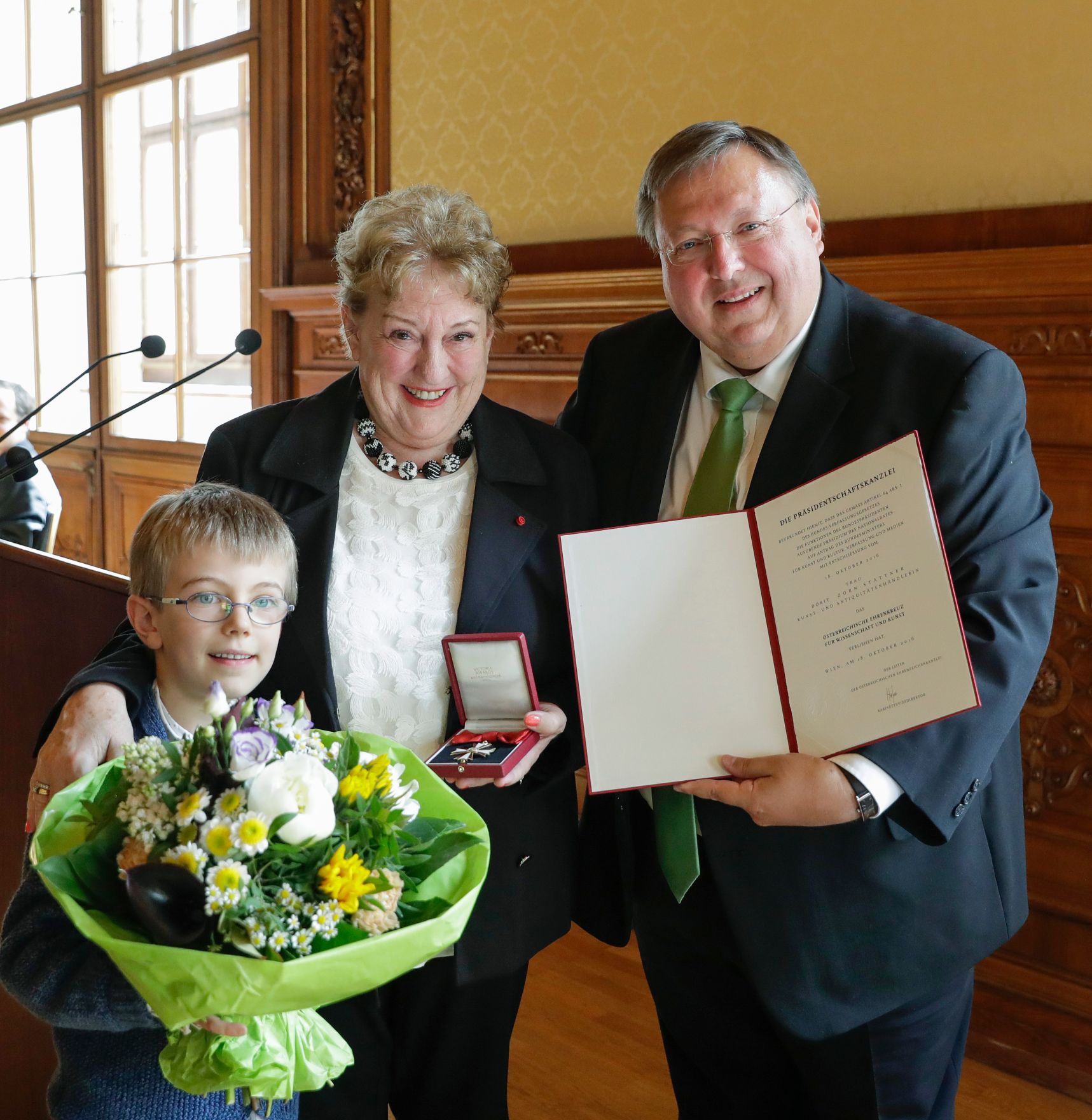 Am 8. Mai 2017 &uuml;berreichte Reinhold Hohengartner (r.) das &Ouml;sterreichische Ehrenkreuz f&uuml;r Wissenschaft und Kunst an Dorit Zorn-St&auml;ttner (l.).