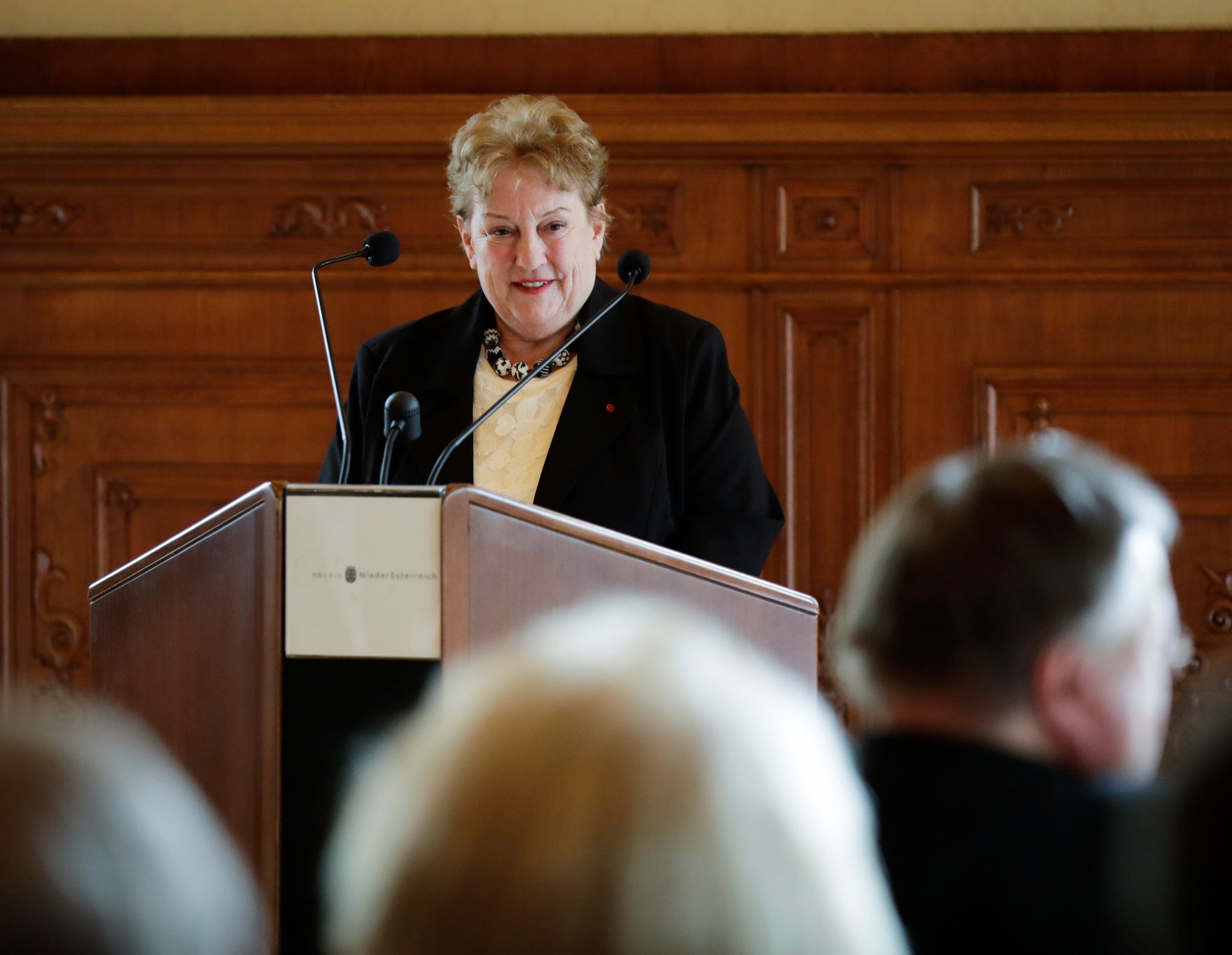 Am 8. Mai 2017 &uuml;berreichte Reinhold Hohengartner (im Bild) das &Ouml;sterreichische Ehrenkreuz f&uuml;r Wissenschaft und Kunst an Dorit Zorn-St&auml;ttner (im Bild).