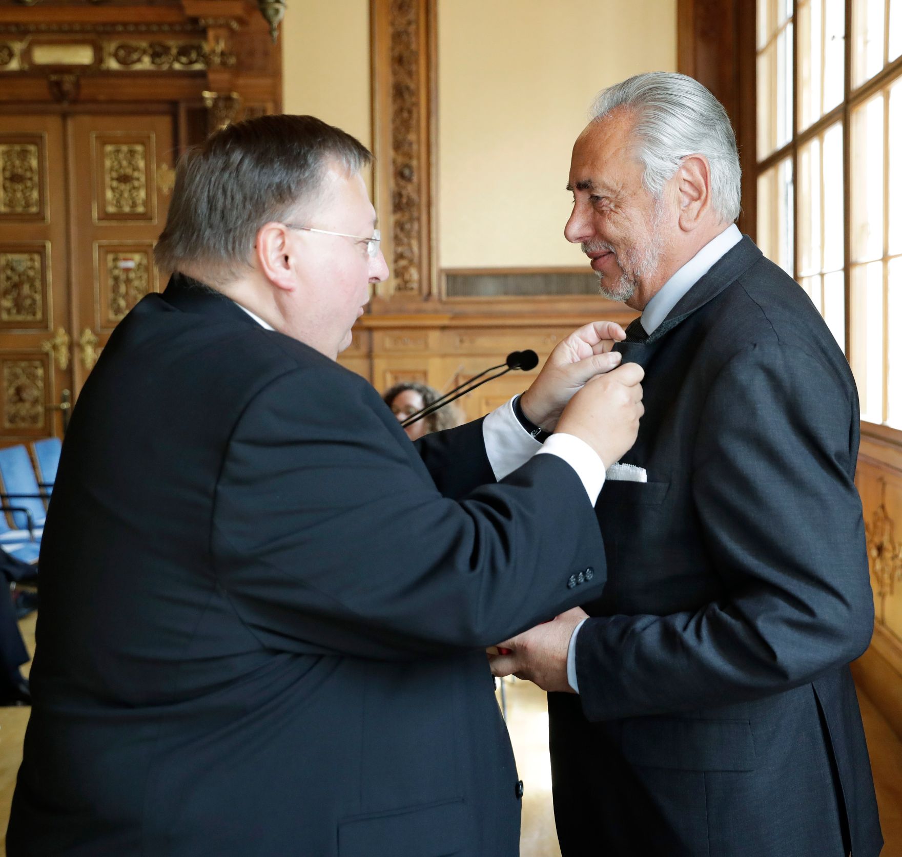 Am 8. Mai 2017 &uuml;berreichte Reinhold Hohengartner (l.) das Goldene Ehrenzeichen f&uuml;r Verdienste um die Republik &Ouml;sterreich an Gerhard Ederndorfer (r.).