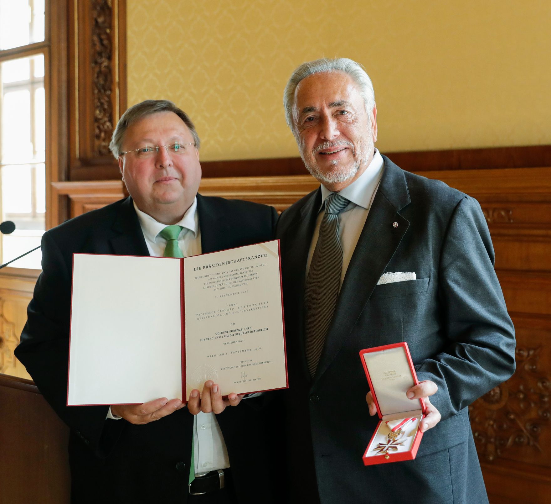 Am 8. Mai 2017 &uuml;berreichte Reinhold Hohengartner (l.) das Goldene Ehrenzeichen f&uuml;r Verdienste um die Republik &Ouml;sterreich an Gerhard Ederndorfer (r.).