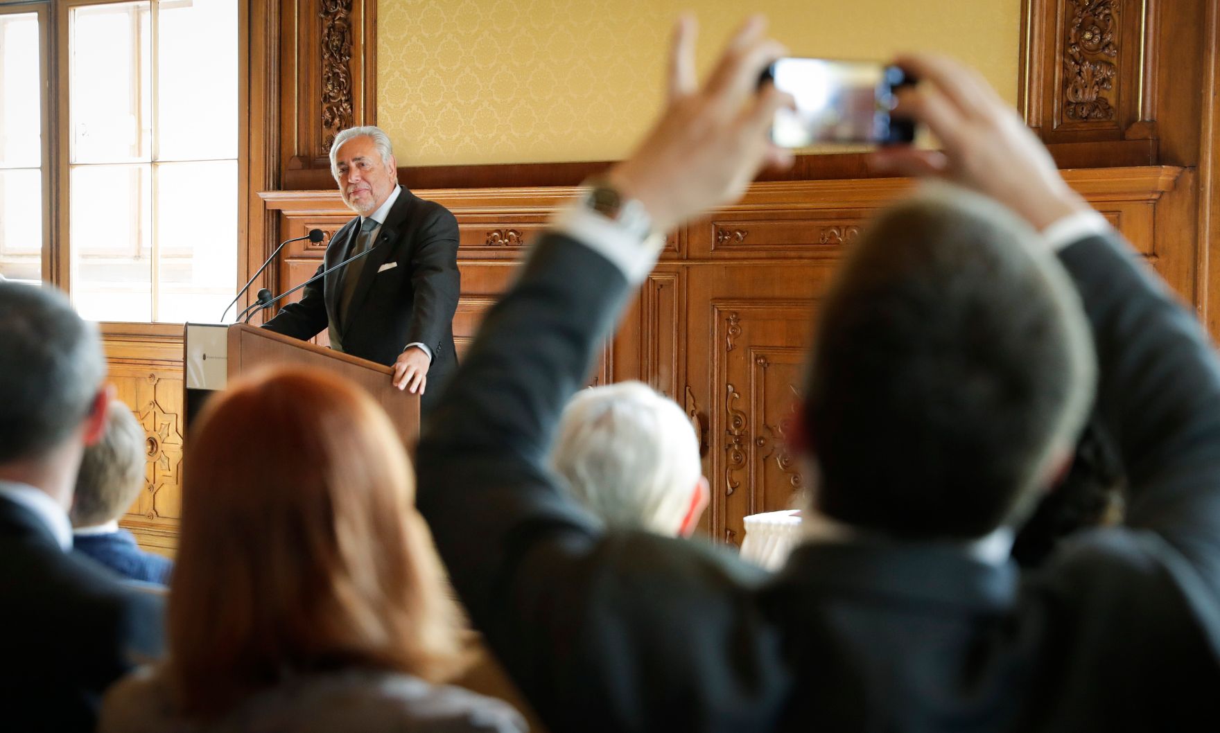 Am 8. Mai 2017 &uuml;berreichte Reinhold Hohengartner das Goldene Ehrenzeichen f&uuml;r Verdienste um die Republik &Ouml;sterreich an Gerhard Ederndorfer (im Bild).