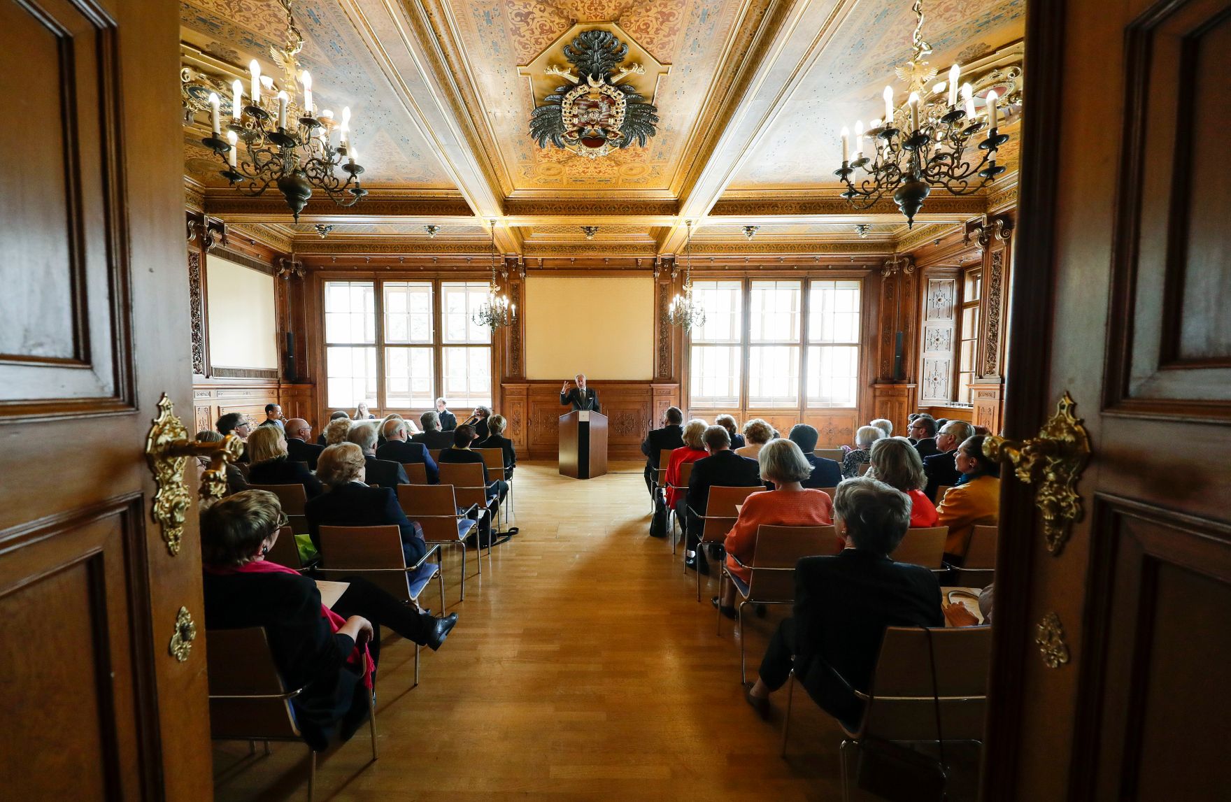 Am 8. Mai 2017 &uuml;berreichte Reinhold Hohengartner das Goldene Ehrenzeichen f&uuml;r Verdienste um die Republik &Ouml;sterreich an Gerhard Ederndorfer (im Bild).