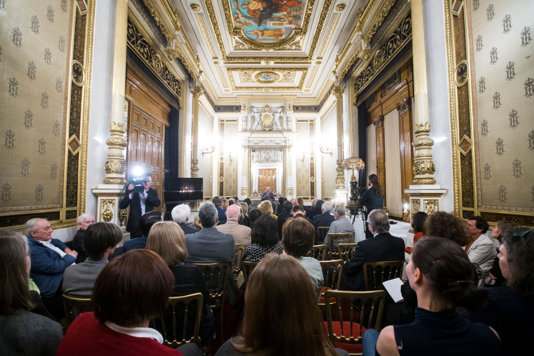Am 8.Mai 2017 &uuml;berreichte Bundestheaterholding-Gesch&auml;ftsf&uuml;hrer Christian Kircher, die Urkunde, mit der Adrian Er&ouml;d der Berufstitel Kammers&auml;nger verliehen wurde.