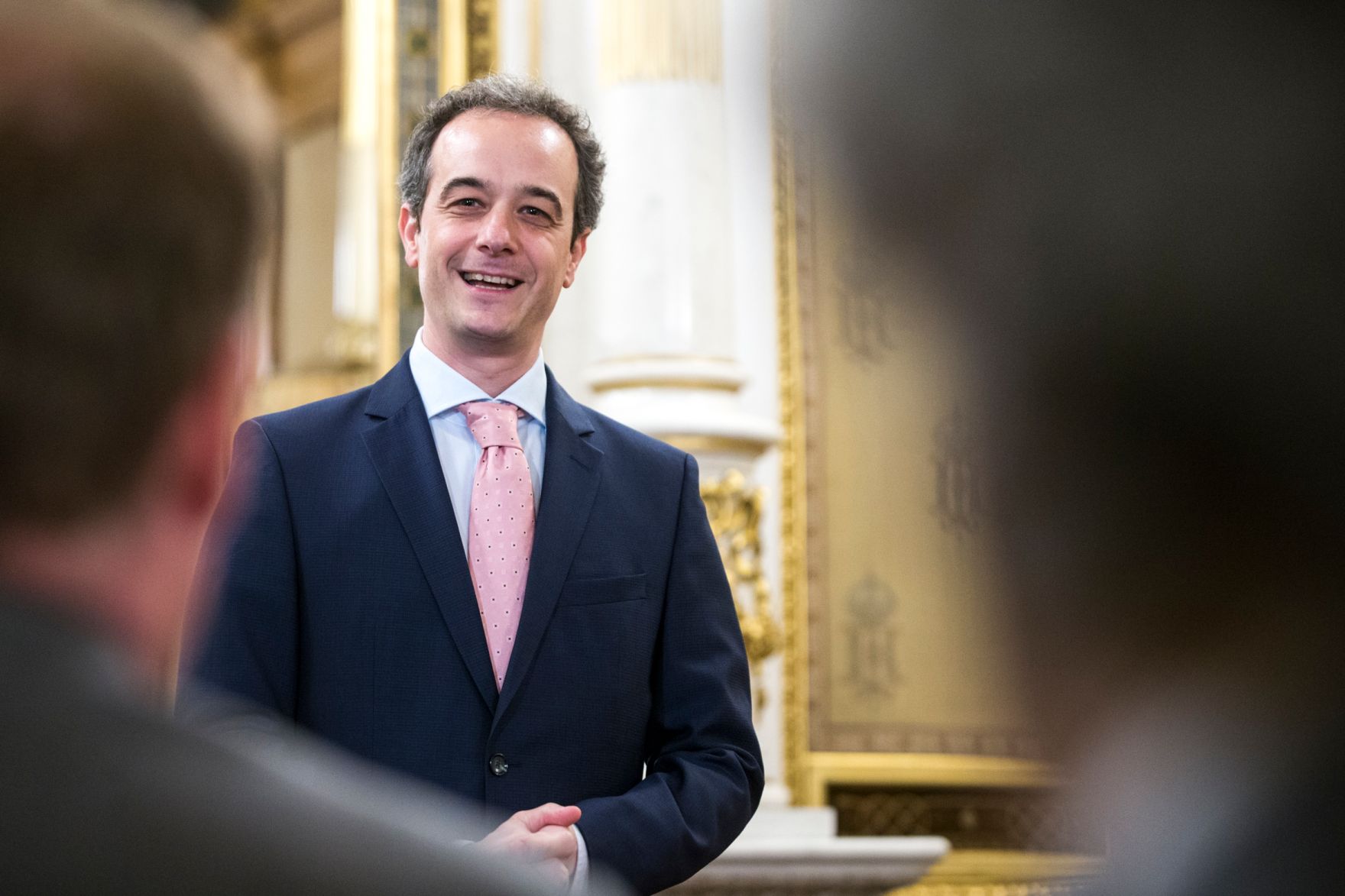 Am 8.Mai 2017 &uuml;berreichte Bundestheaterholding-Gesch&auml;ftsf&uuml;hrer Christian Kircher, die Urkunde, mit der Adrian Er&ouml;d (im Bild) der Berufstitel Kammers&auml;nger verliehen wurde.