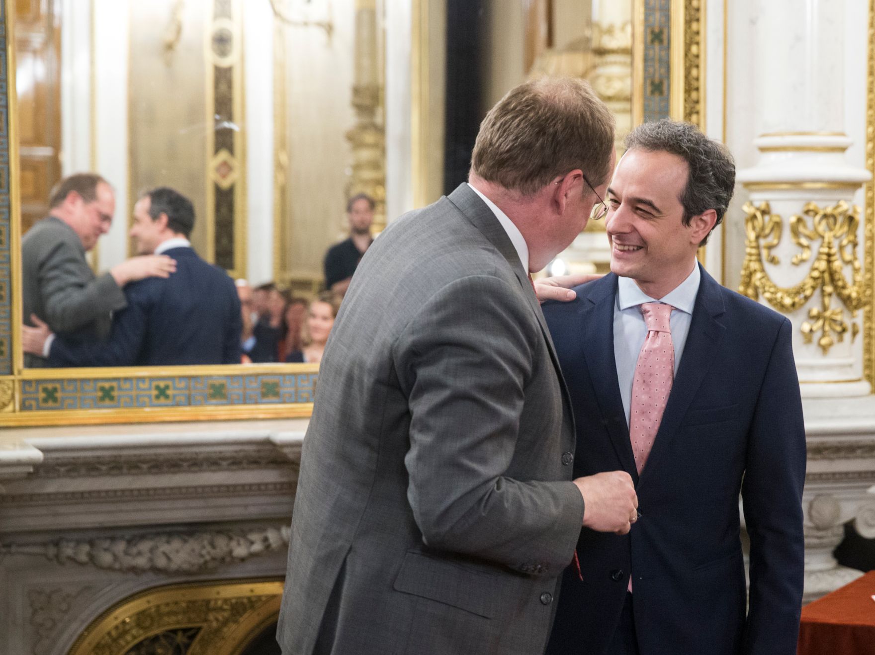 Am 8.Mai 2017 &uuml;berreichte Bundestheaterholding-Gesch&auml;ftsf&uuml;hrer Christian Kircher, die Urkunde, mit der Adrian Er&ouml;d der Berufstitel Kammers&auml;nger verliehen wurde.