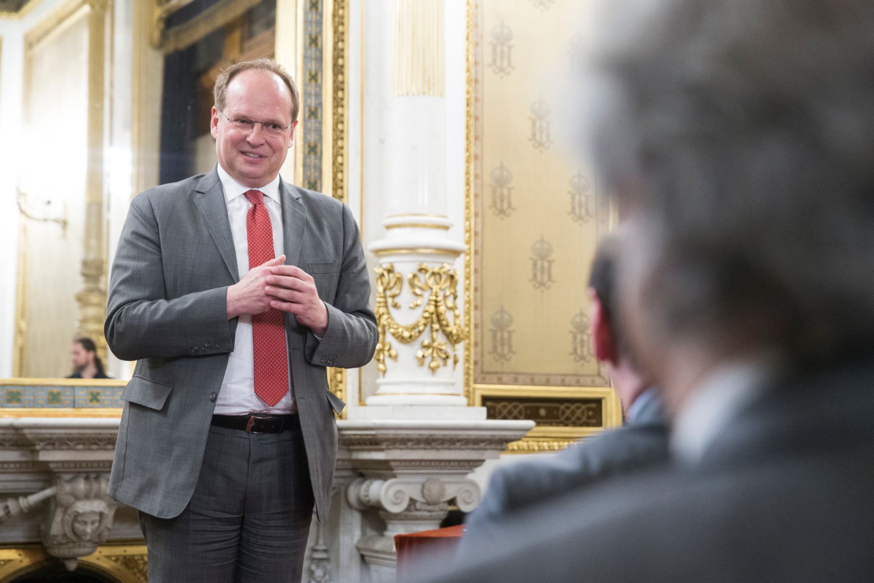 Am 8.Mai 2017 &uuml;berreichte Bundestheaterholding-Gesch&auml;ftsf&uuml;hrer Christian Kircher (im Bild), die Urkunde, mit der Adrian Er&ouml;d der Berufstitel Kammers&auml;nger verliehen wurde.